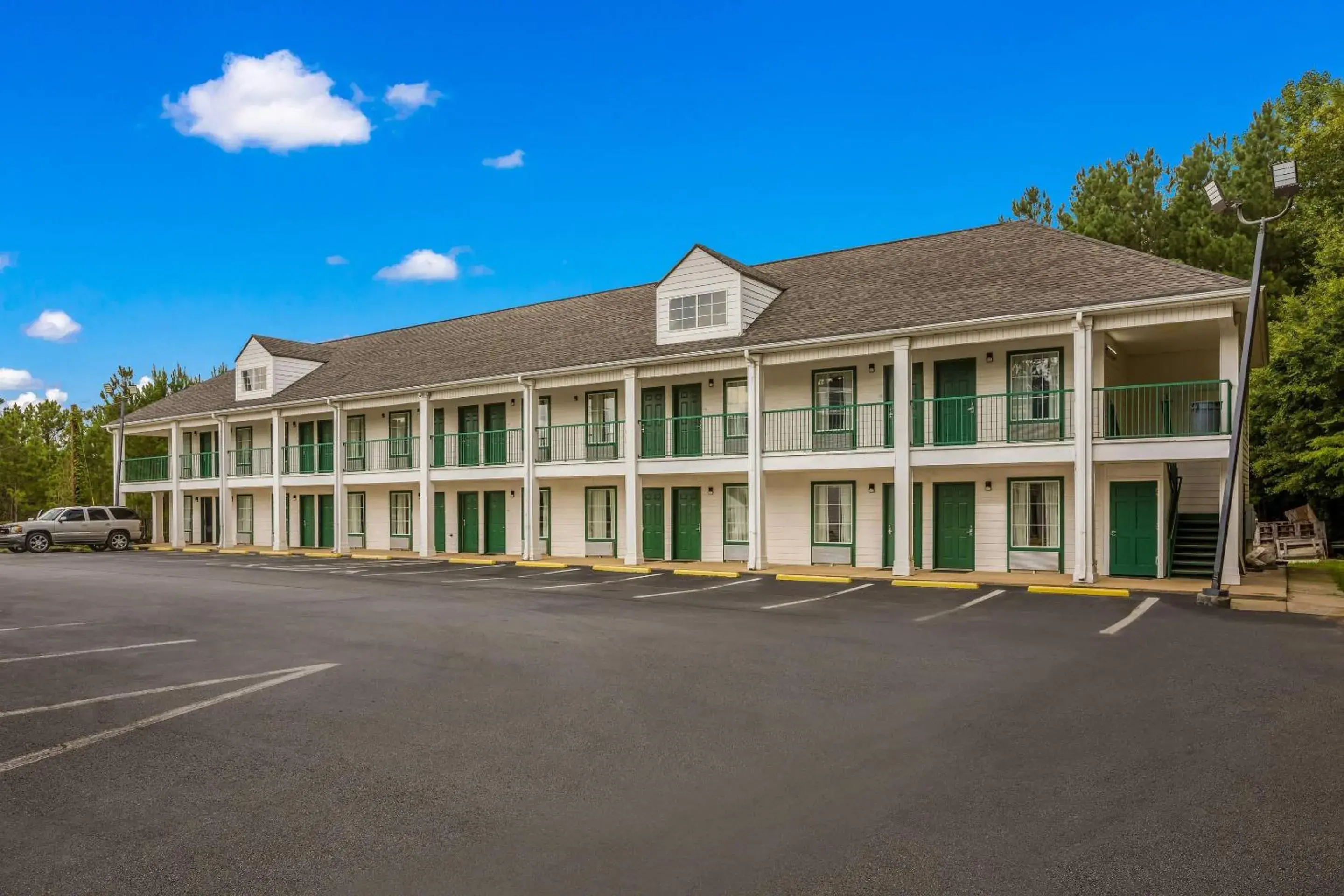 Property building in Quality Inn & Suites Greensboro near Lake Oconee Property building in Quality Inn & Suites Greensboro near Lake Oconee