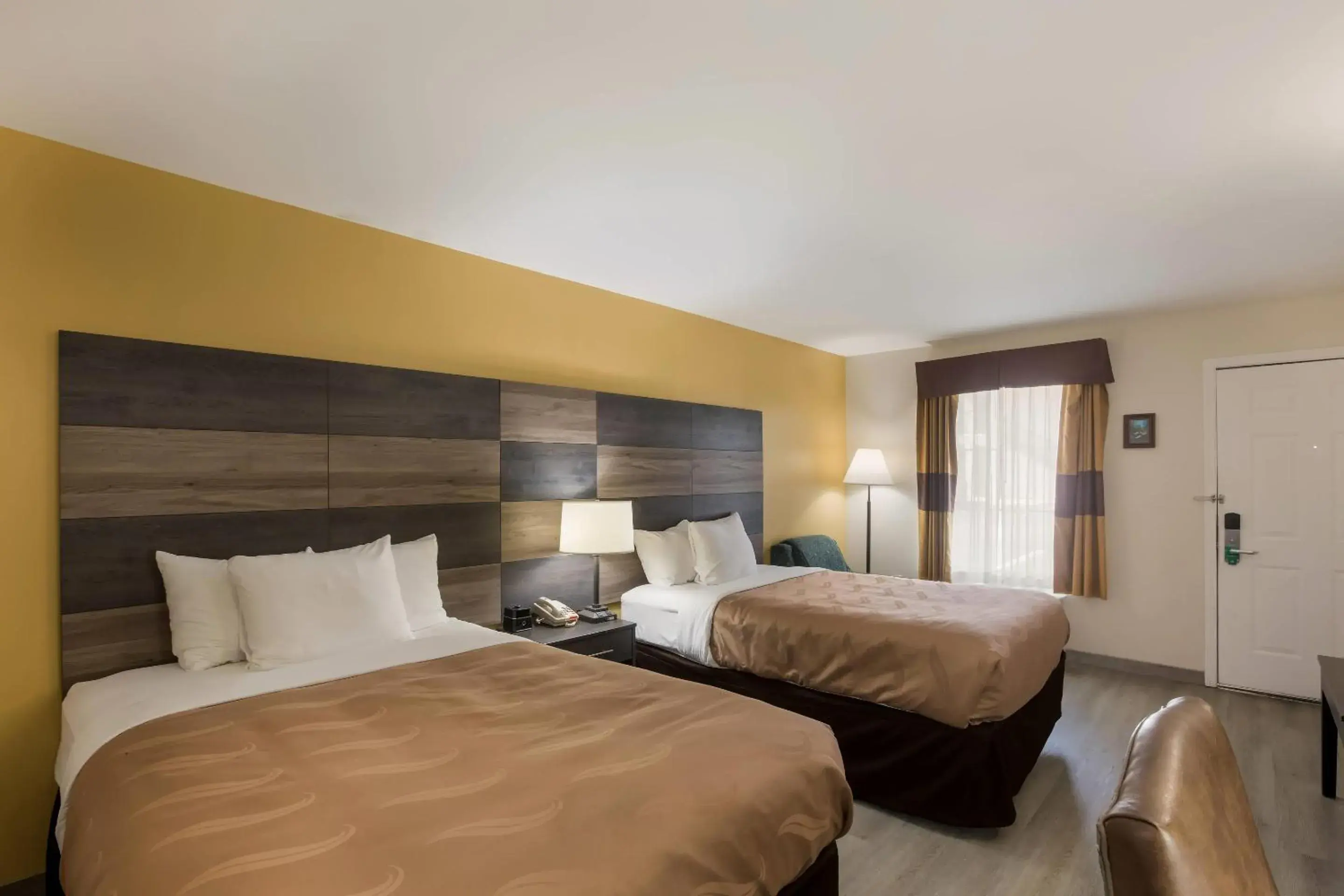 Bedroom, Bed in Quality Inn & Suites Greensboro near Lake Oconee Bedroom, Bed in Quality Inn & Suites Greensboro near Lake Oconee