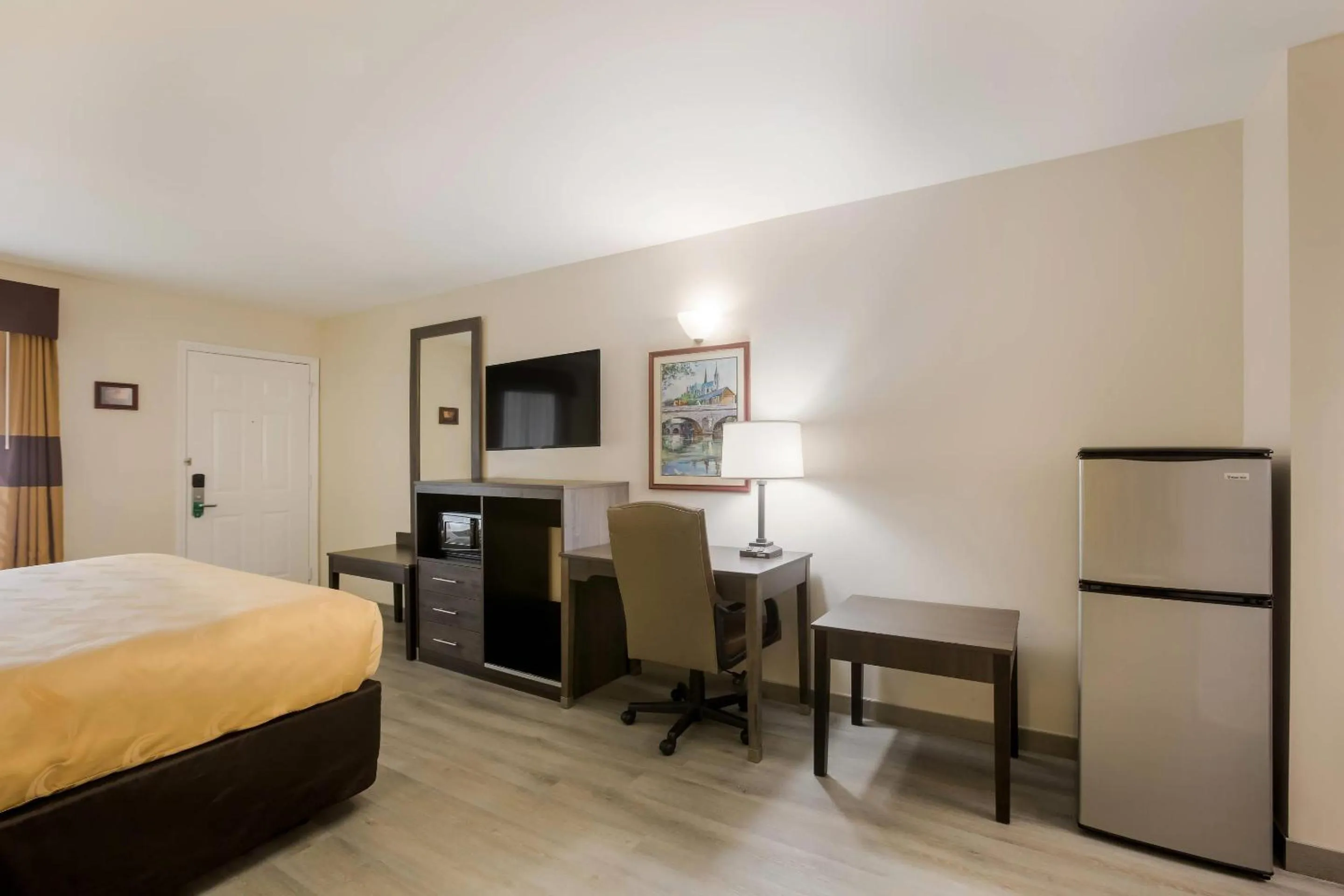 Bedroom, Bed in Quality Inn & Suites Greensboro near Lake Oconee
