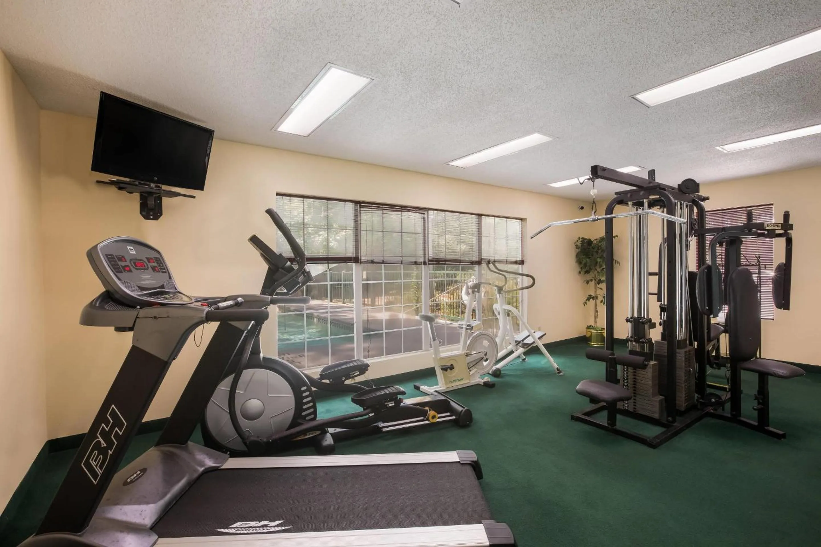 Fitness centre/facilities in Quality Inn & Suites Greensboro near Lake Oconee