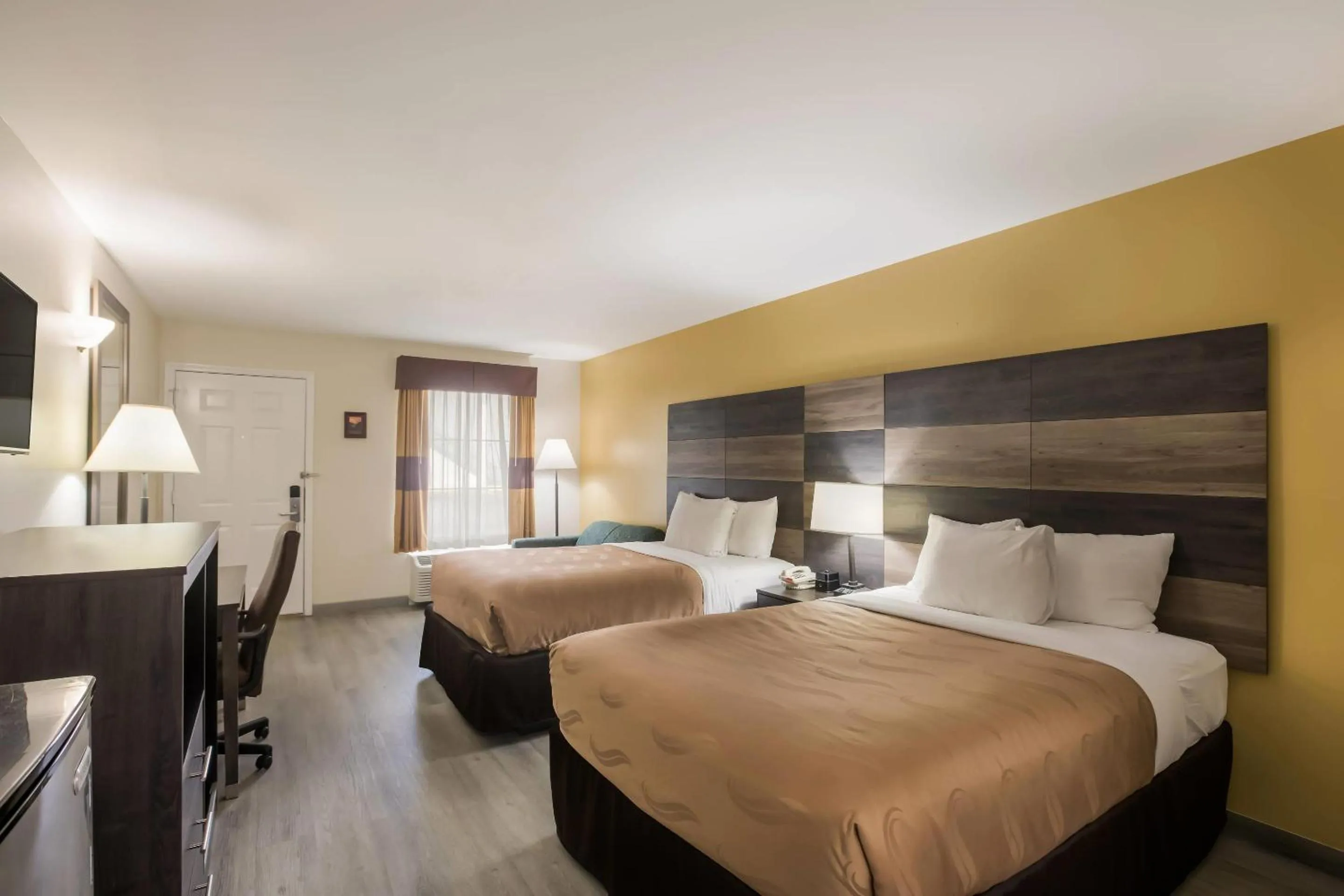 Bedroom, Bed in Quality Inn & Suites Greensboro near Lake Oconee