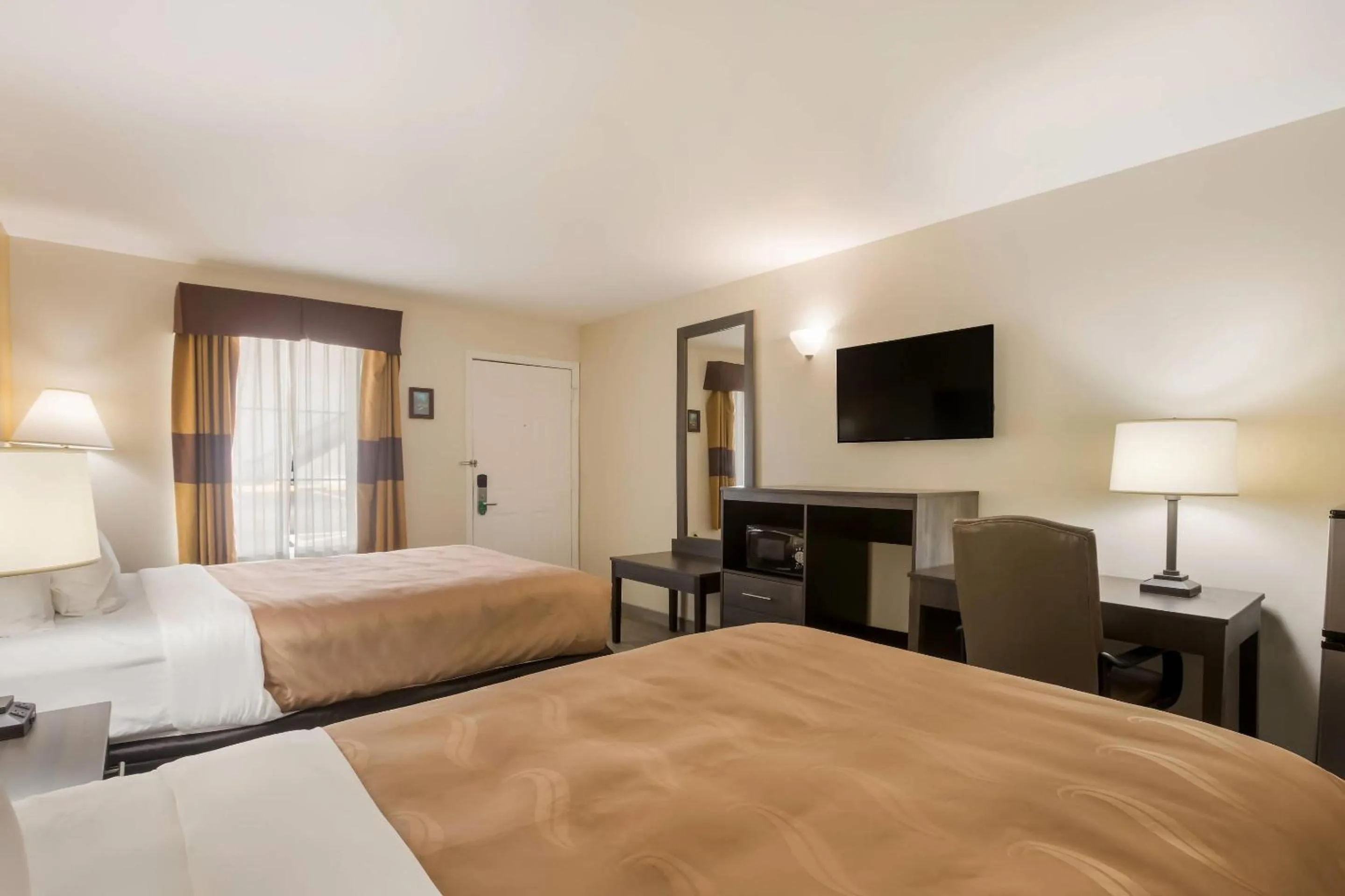 Bedroom, Bed in Quality Inn & Suites Greensboro near Lake Oconee