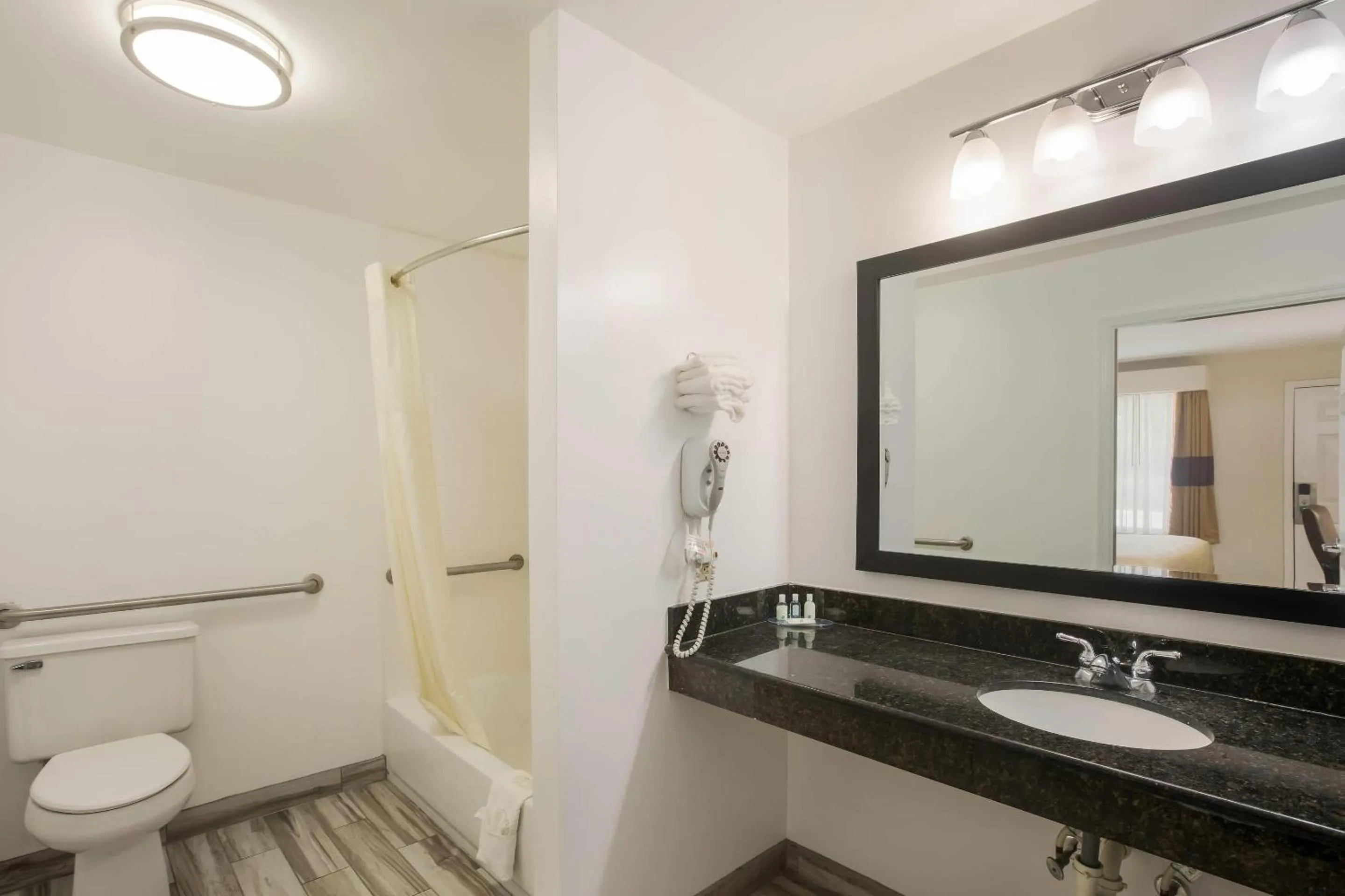 Bedroom in Quality Inn & Suites Greensboro near Lake Oconee