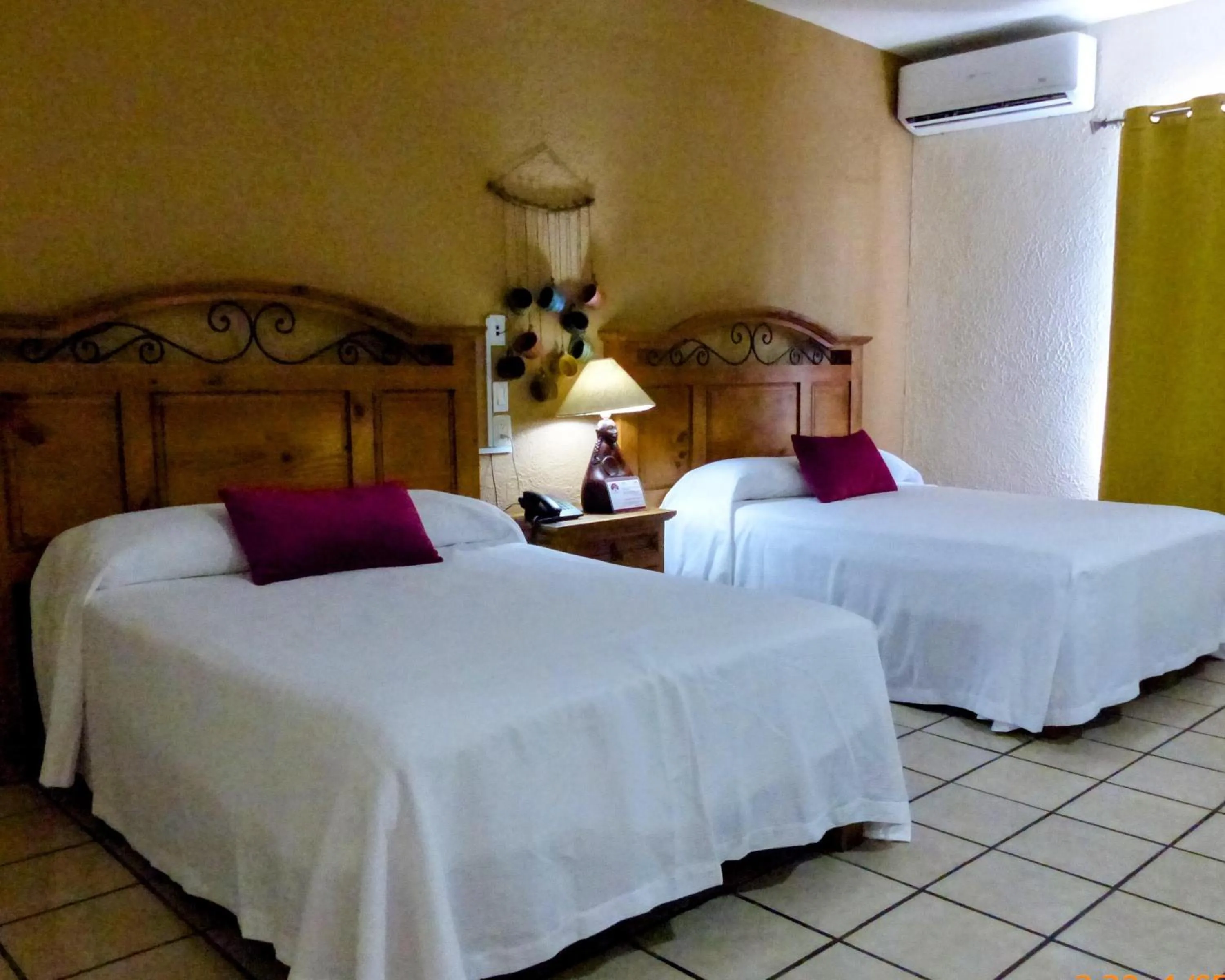 Bed in Hotel Hacienda Bugambilias La Paz