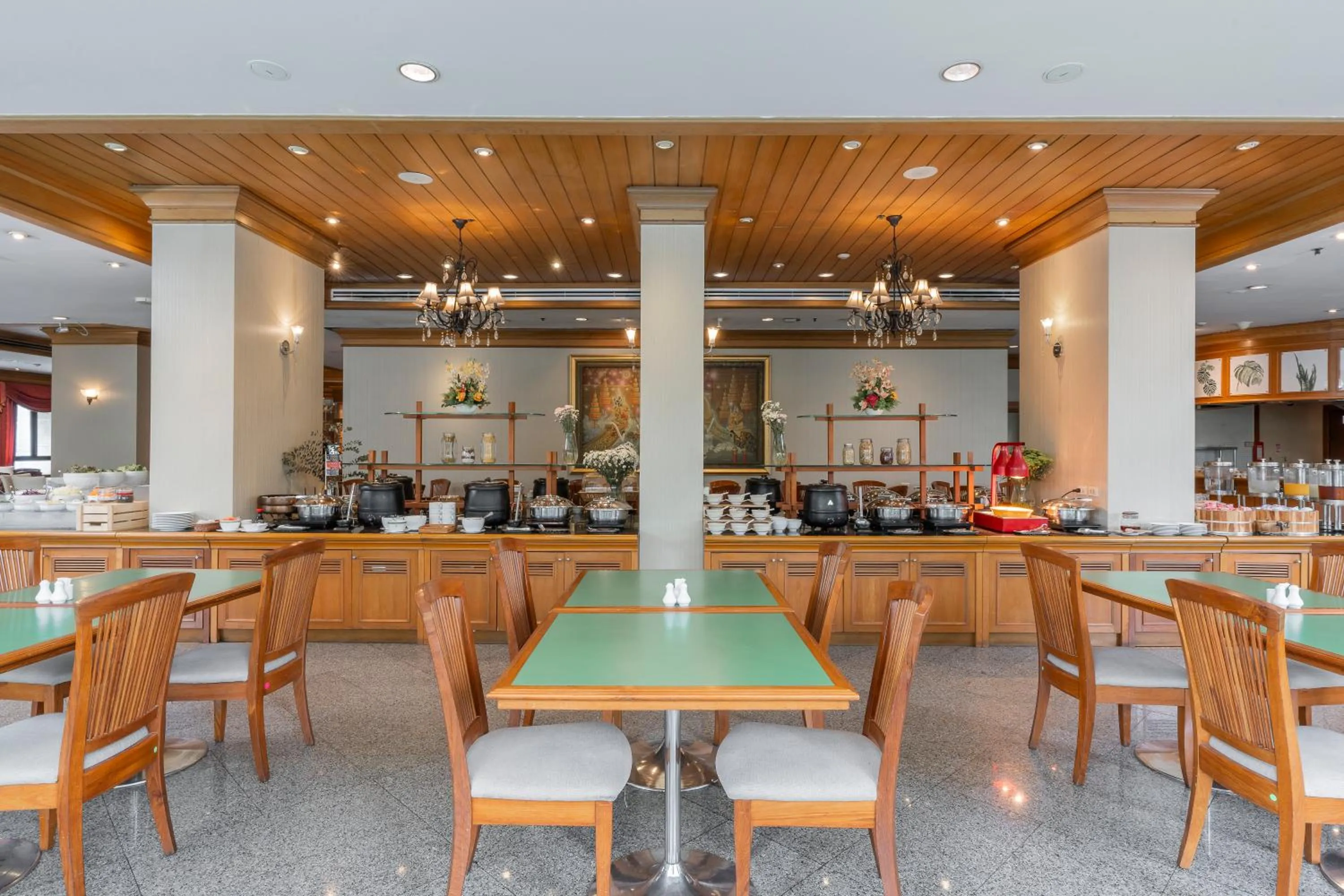 Restaurant/places to eat in Grand Diamond Suites Hotel