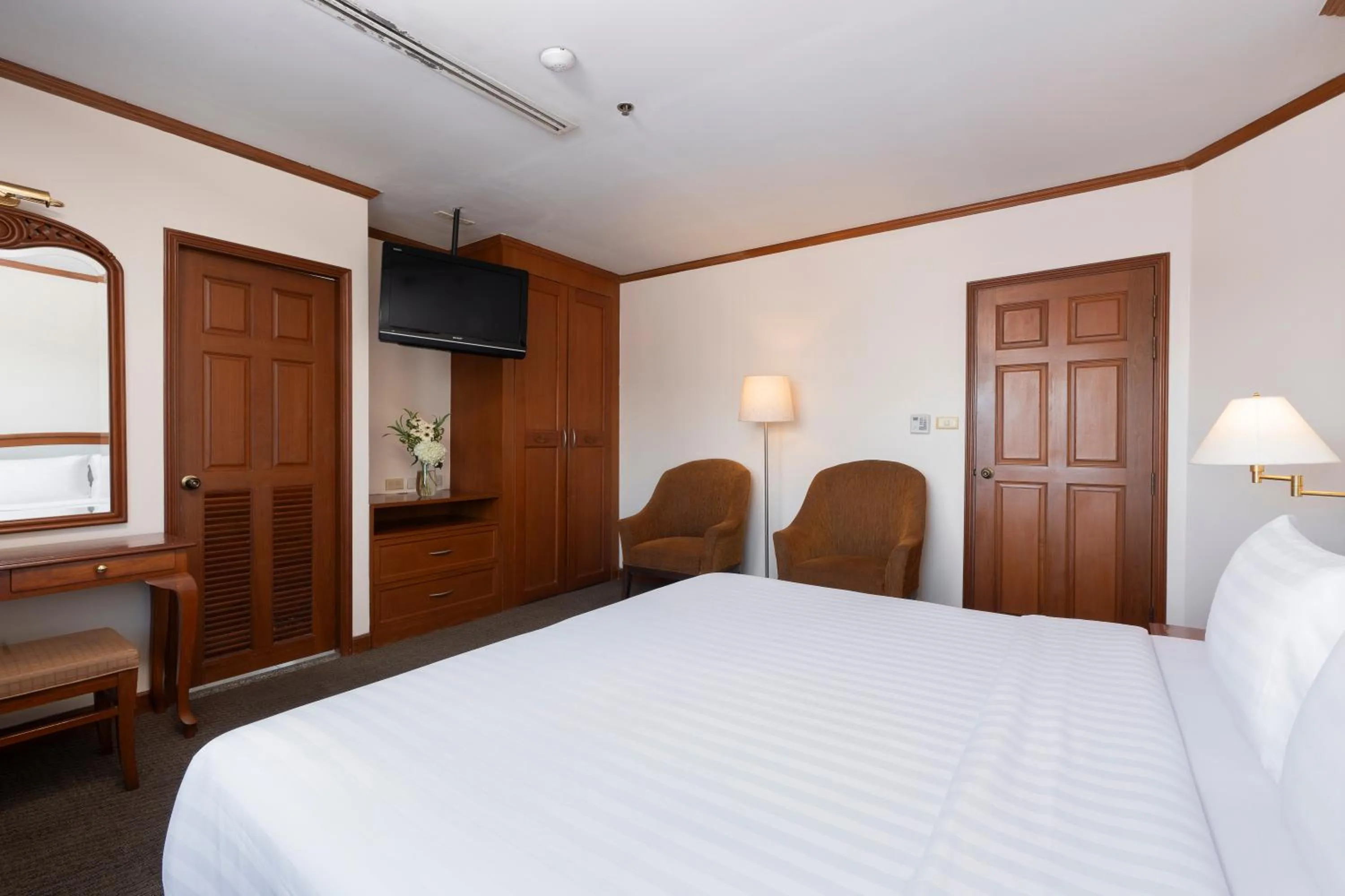 Bedroom, Bed in Grand Diamond Suites Hotel