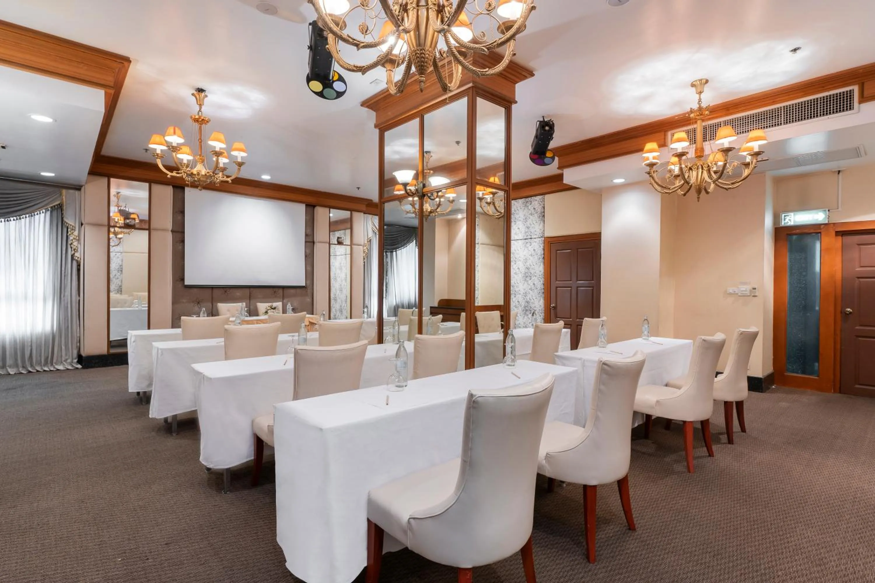 Meeting/conference room in Grand Diamond Suites Hotel