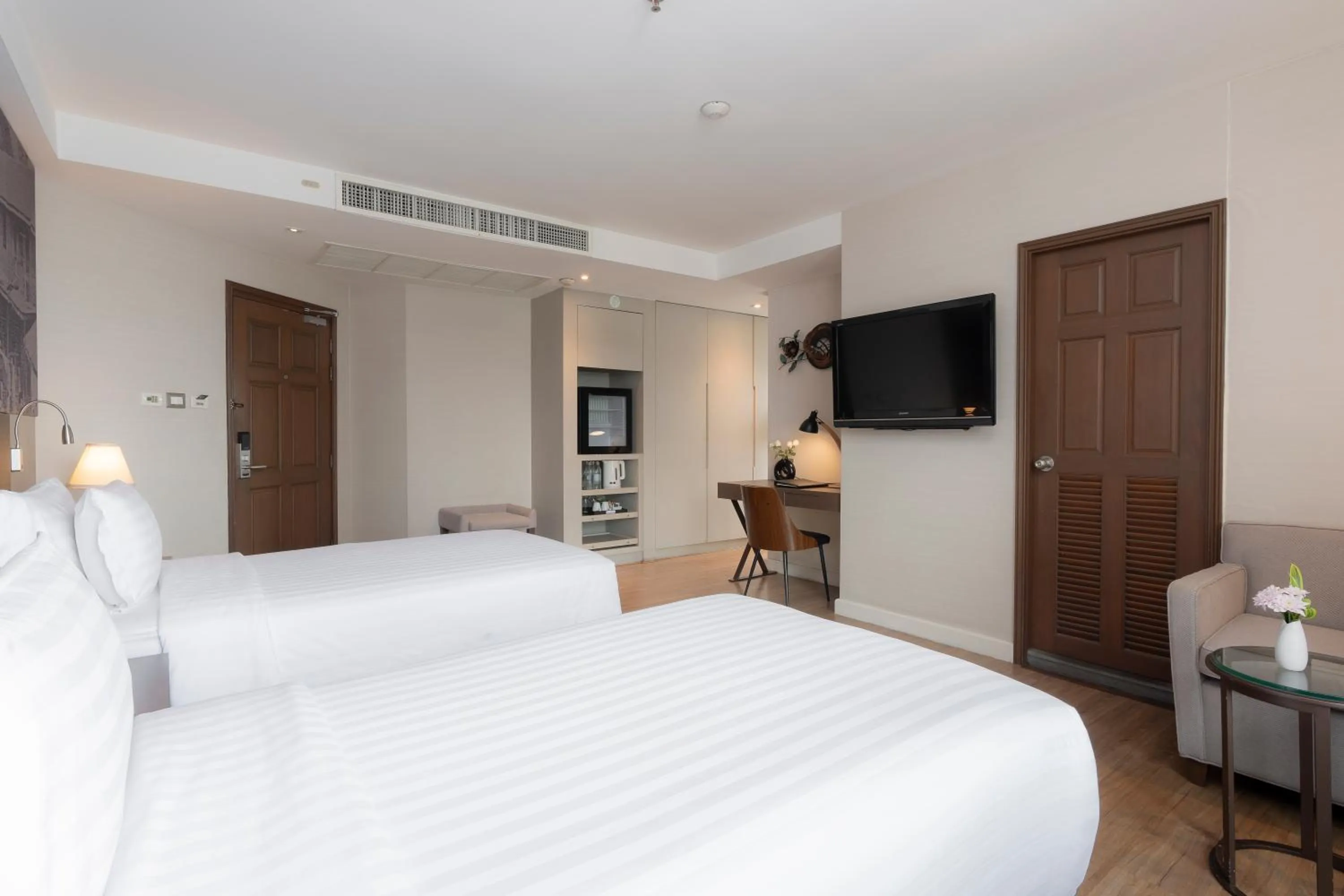 Bedroom, Bed in Grand Diamond Suites Hotel