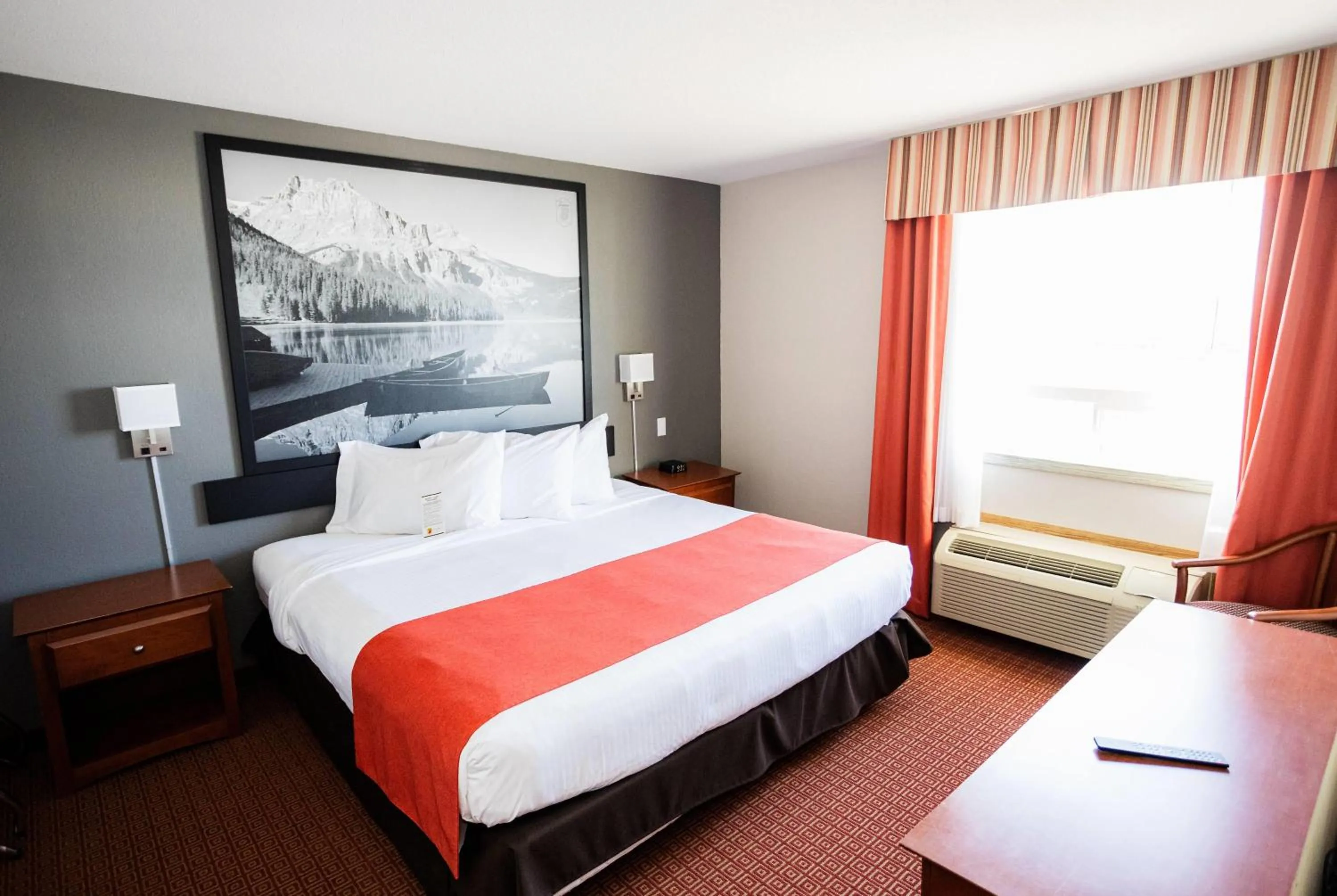 Photo of the whole room, Bed in Super 8 by Wyndham Drayton Valley