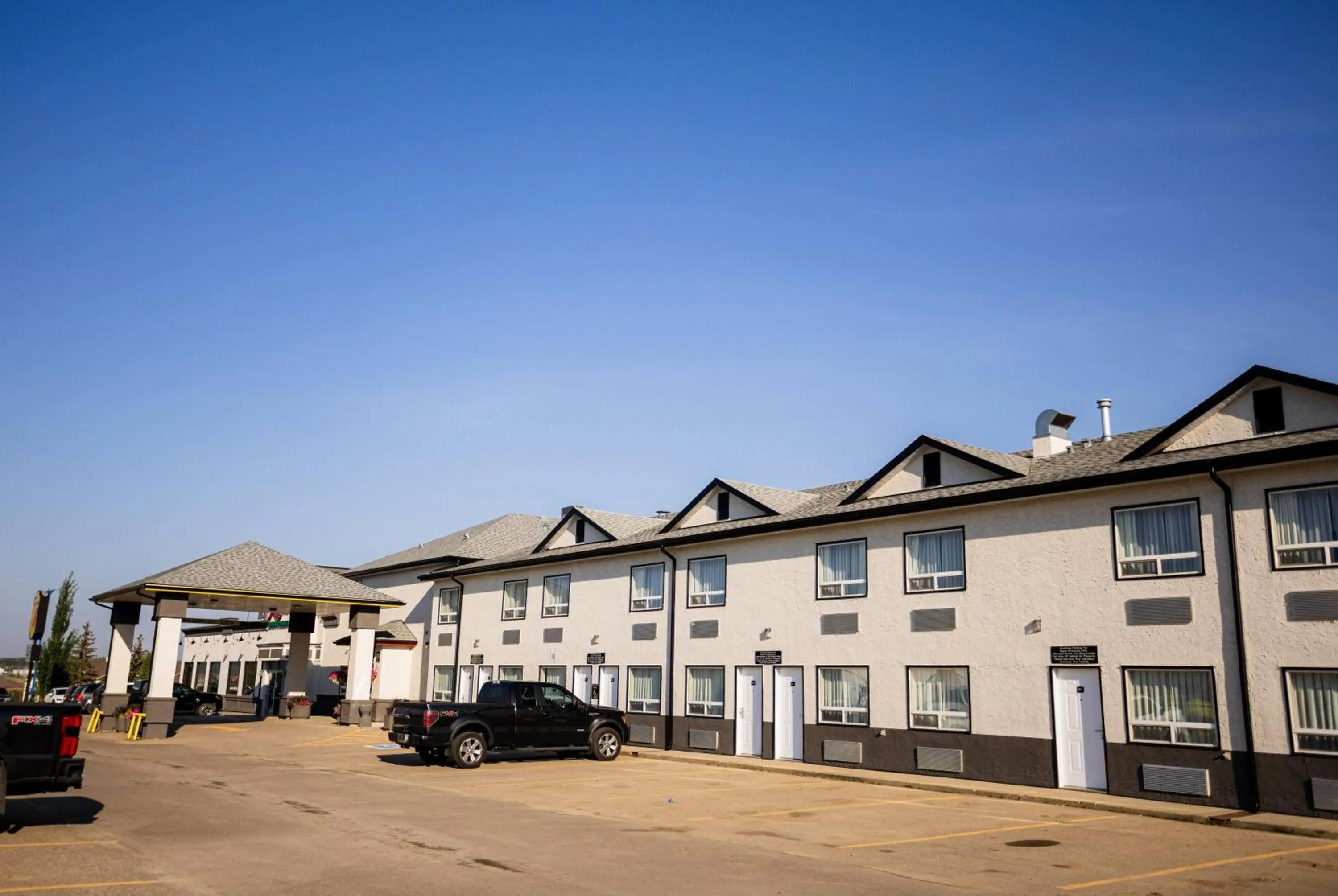 Property building in Super 8 by Wyndham Drayton Valley