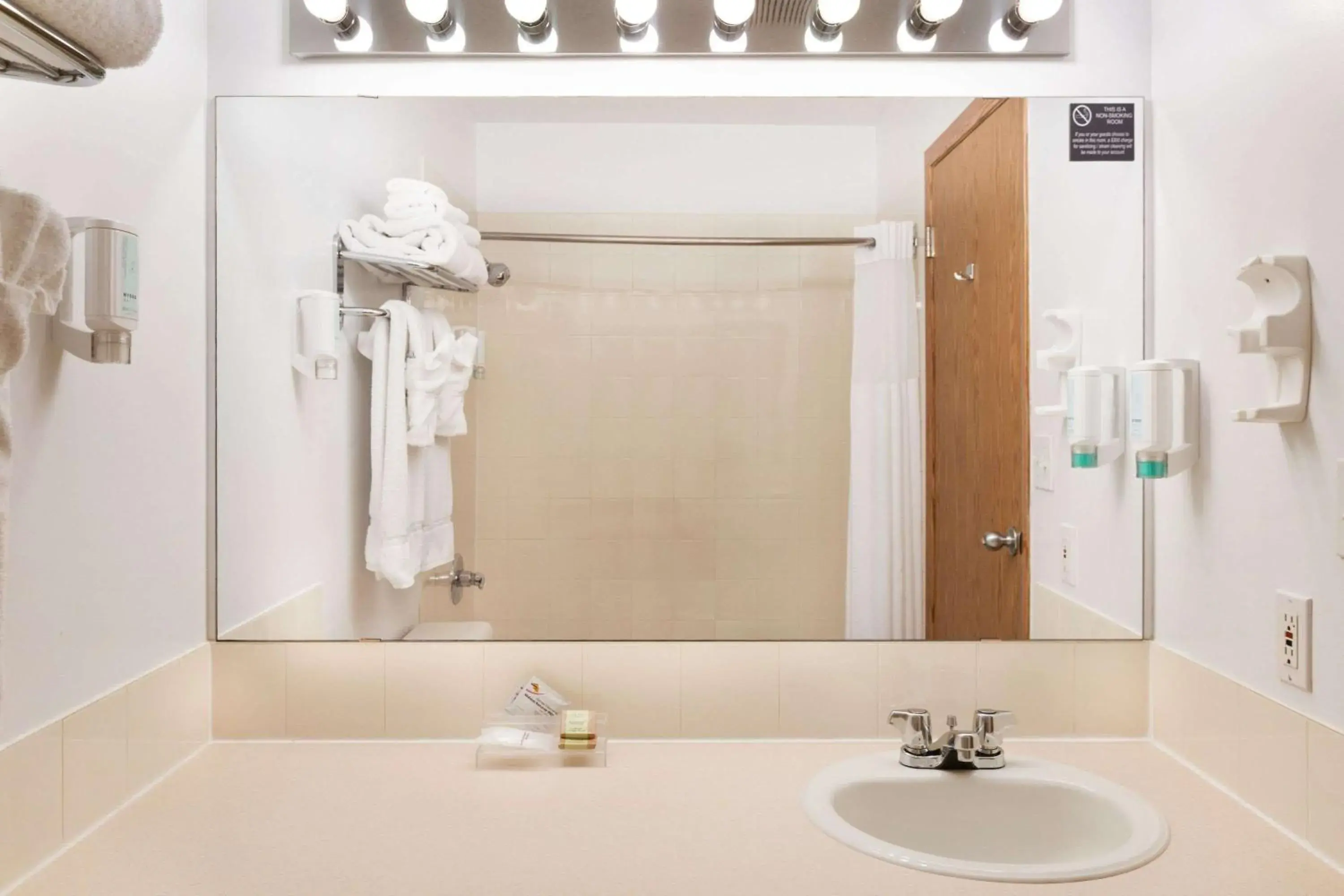 Bathroom in Super 8 by Wyndham Drayton Valley Bathroom in Super 8 by Wyndham Drayton Valley