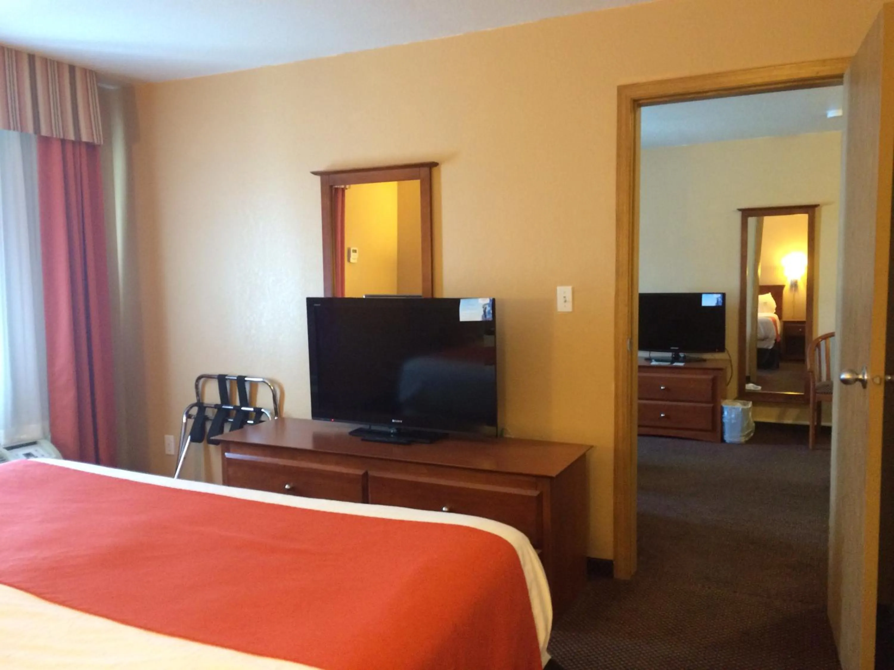 Bedroom, Bed in Super 8 by Wyndham Drayton Valley