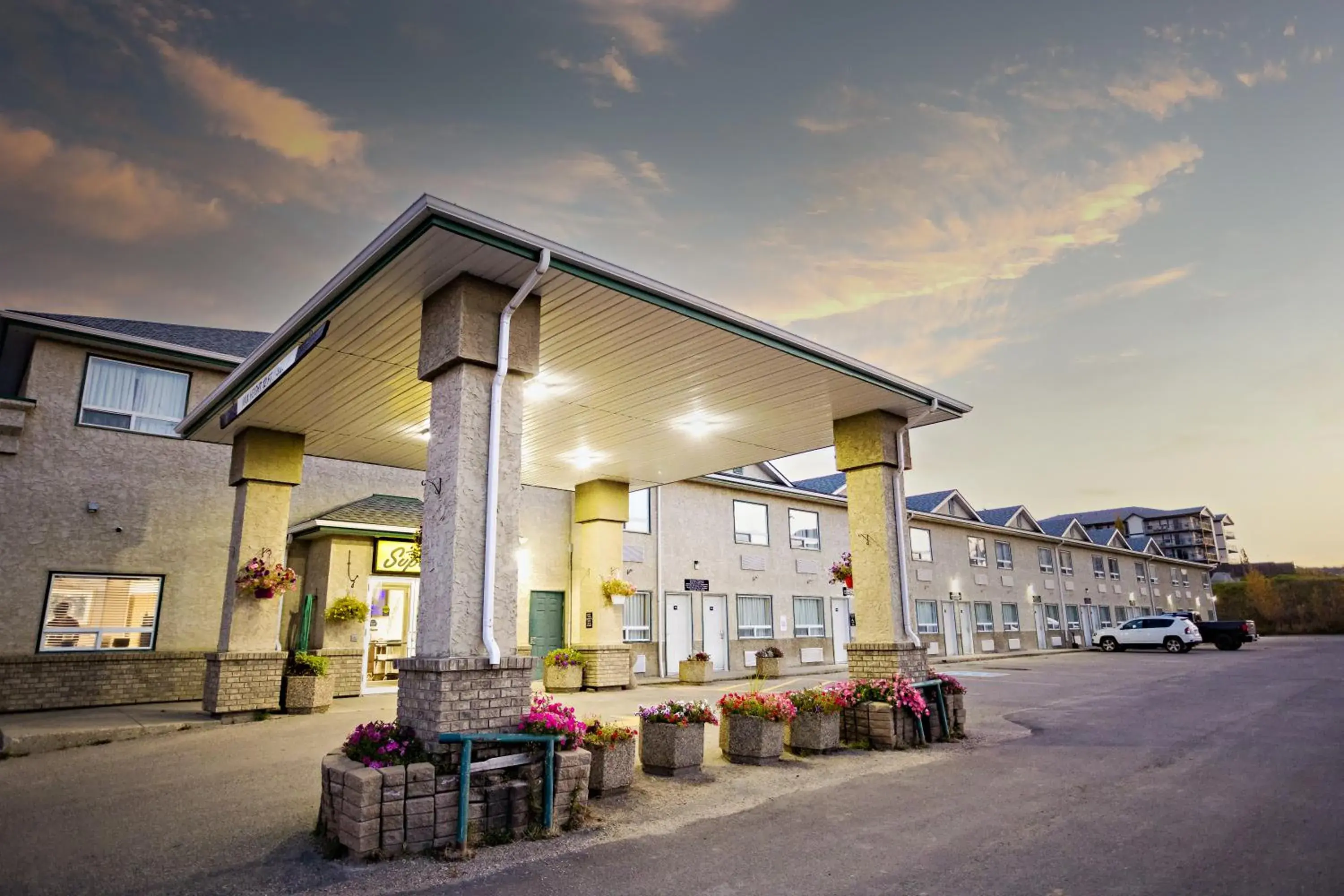 Property building in Super 8 by Wyndham Drayton Valley Property building in Super 8 by Wyndham Drayton Valley