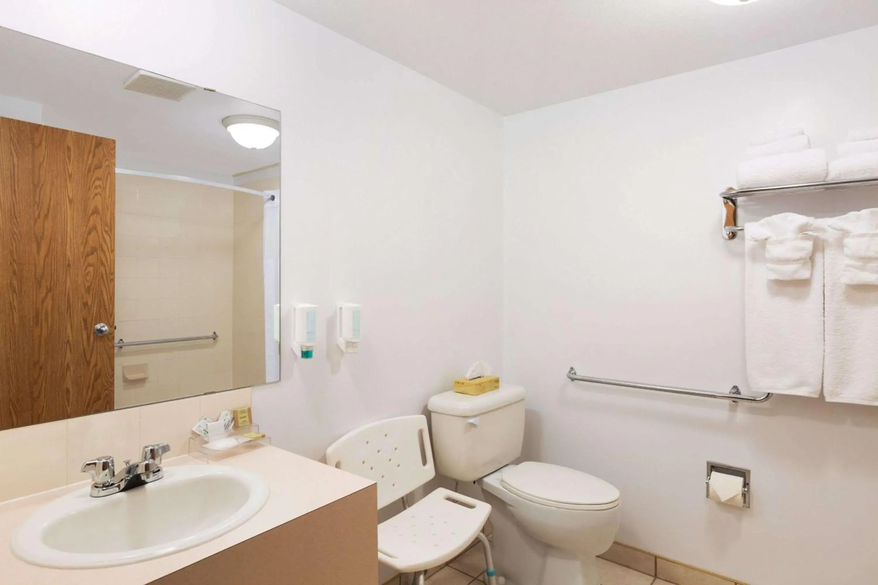 Bathroom in Super 8 by Wyndham Drayton Valley Bathroom in Super 8 by Wyndham Drayton Valley