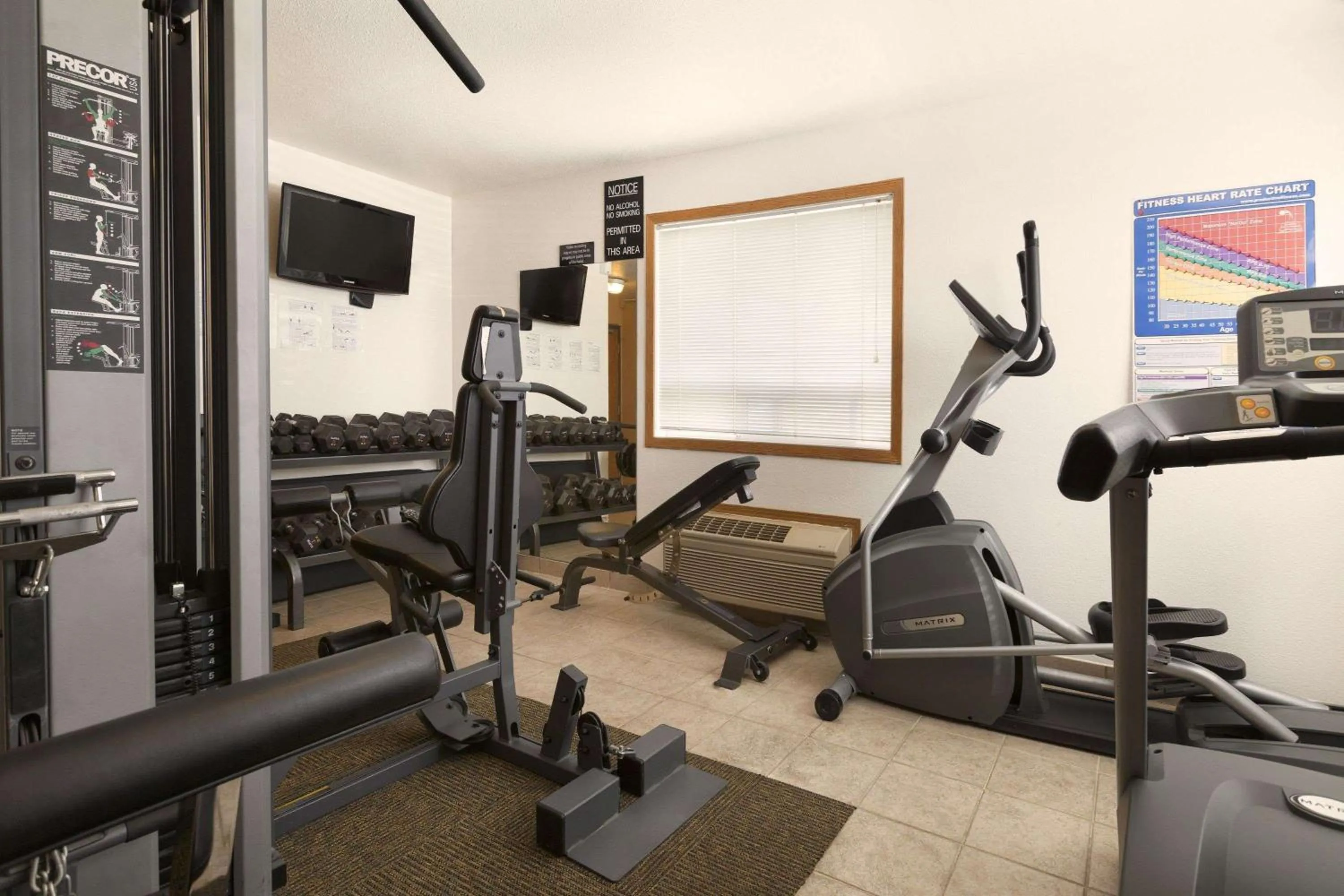 Fitness centre/facilities in Super 8 by Wyndham Drayton Valley