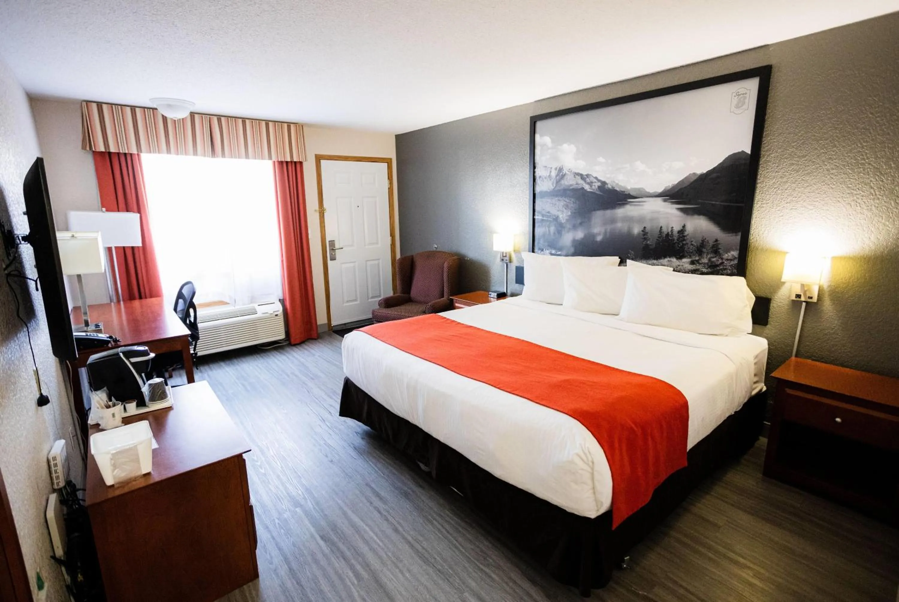 Photo of the whole room, Bed in Super 8 by Wyndham Drayton Valley