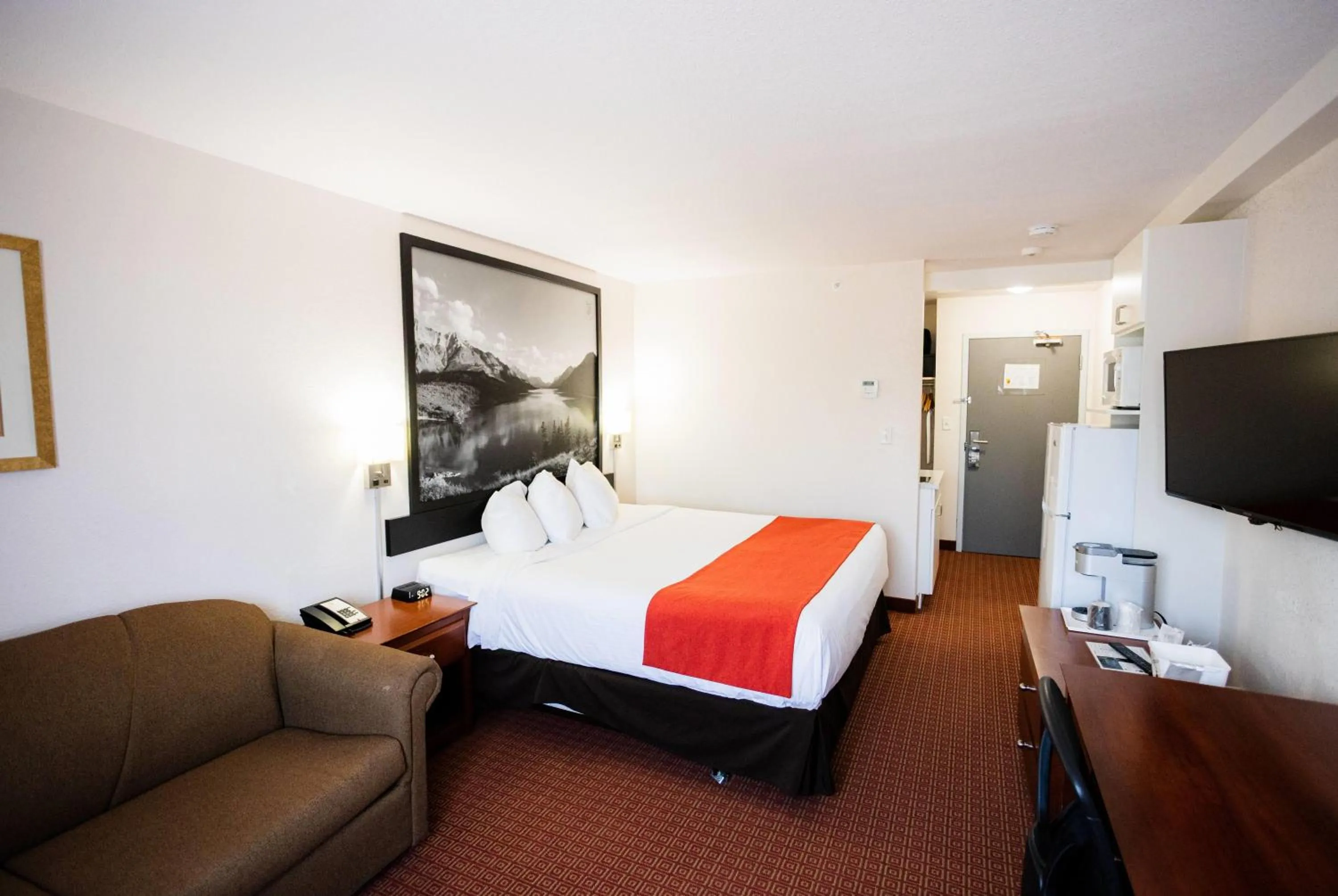 Photo of the whole room, Bed in Super 8 by Wyndham Drayton Valley