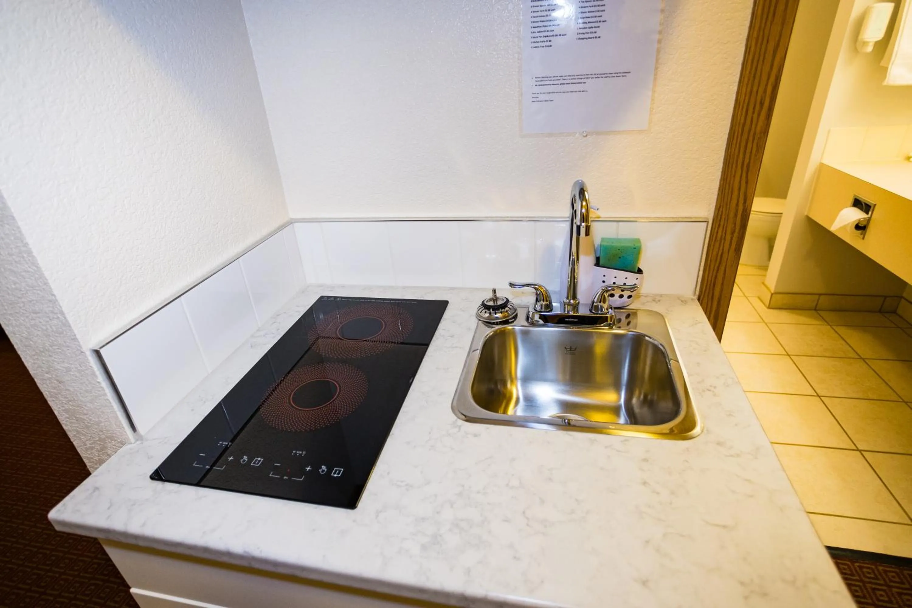 Kitchen or kitchenette in Super 8 by Wyndham Drayton Valley