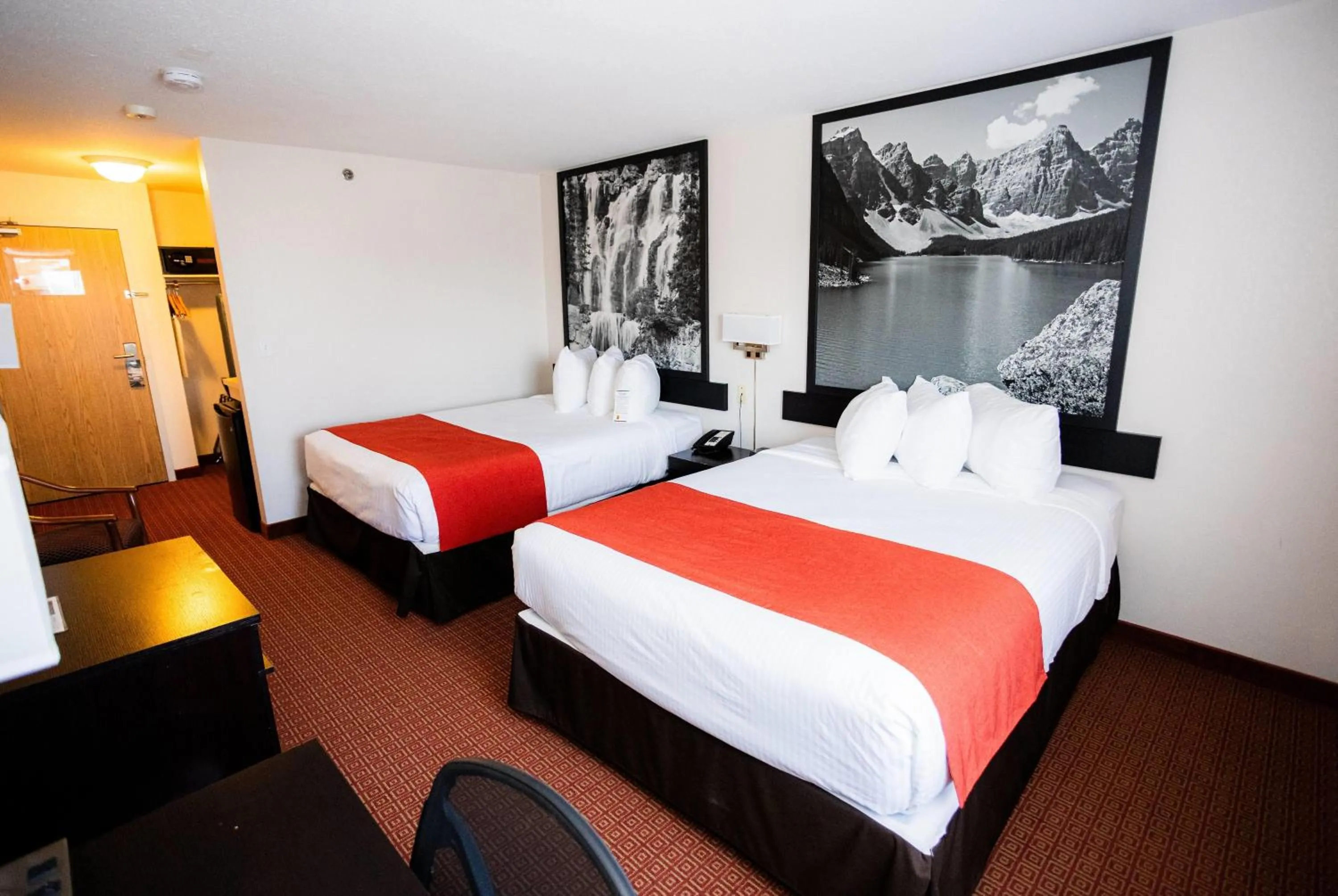 Photo of the whole room, Bed in Super 8 by Wyndham Drayton Valley