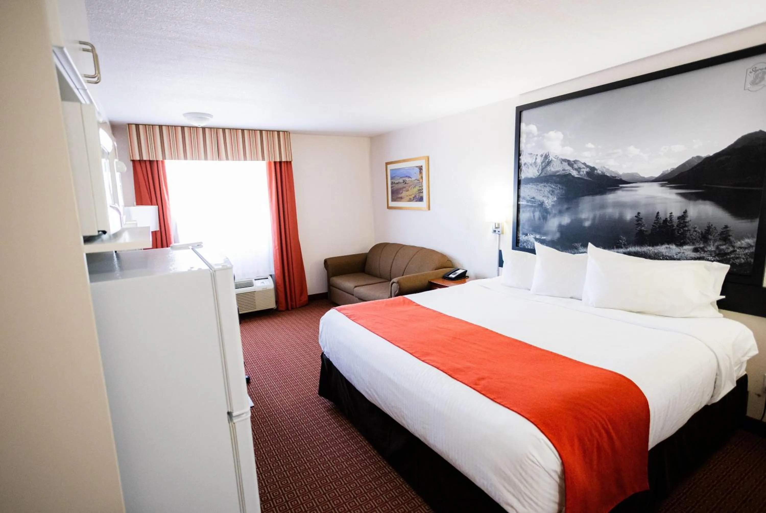 Photo of the whole room, Bed in Super 8 by Wyndham Drayton Valley