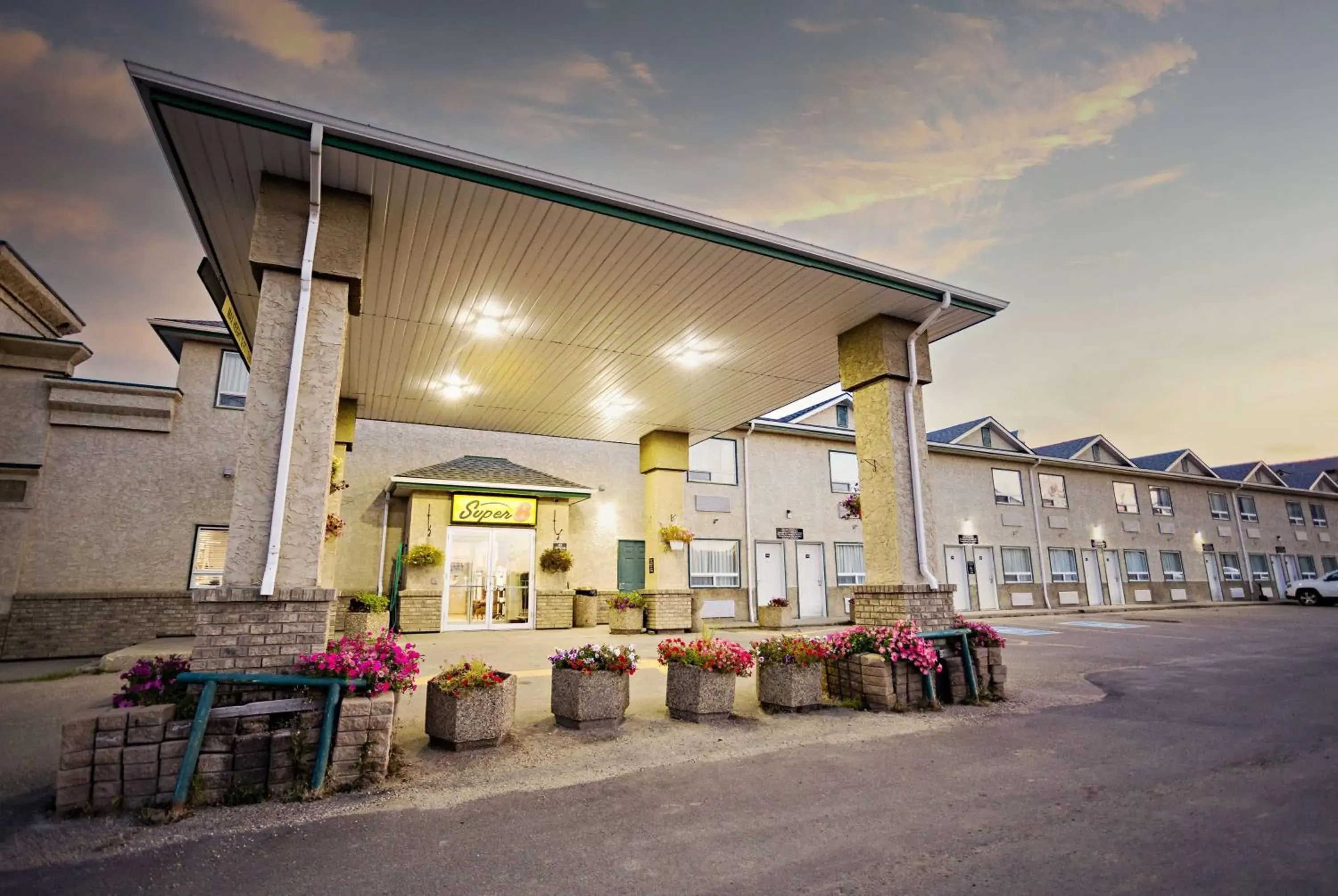 Property building in Super 8 by Wyndham Drayton Valley Property building in Super 8 by Wyndham Drayton Valley