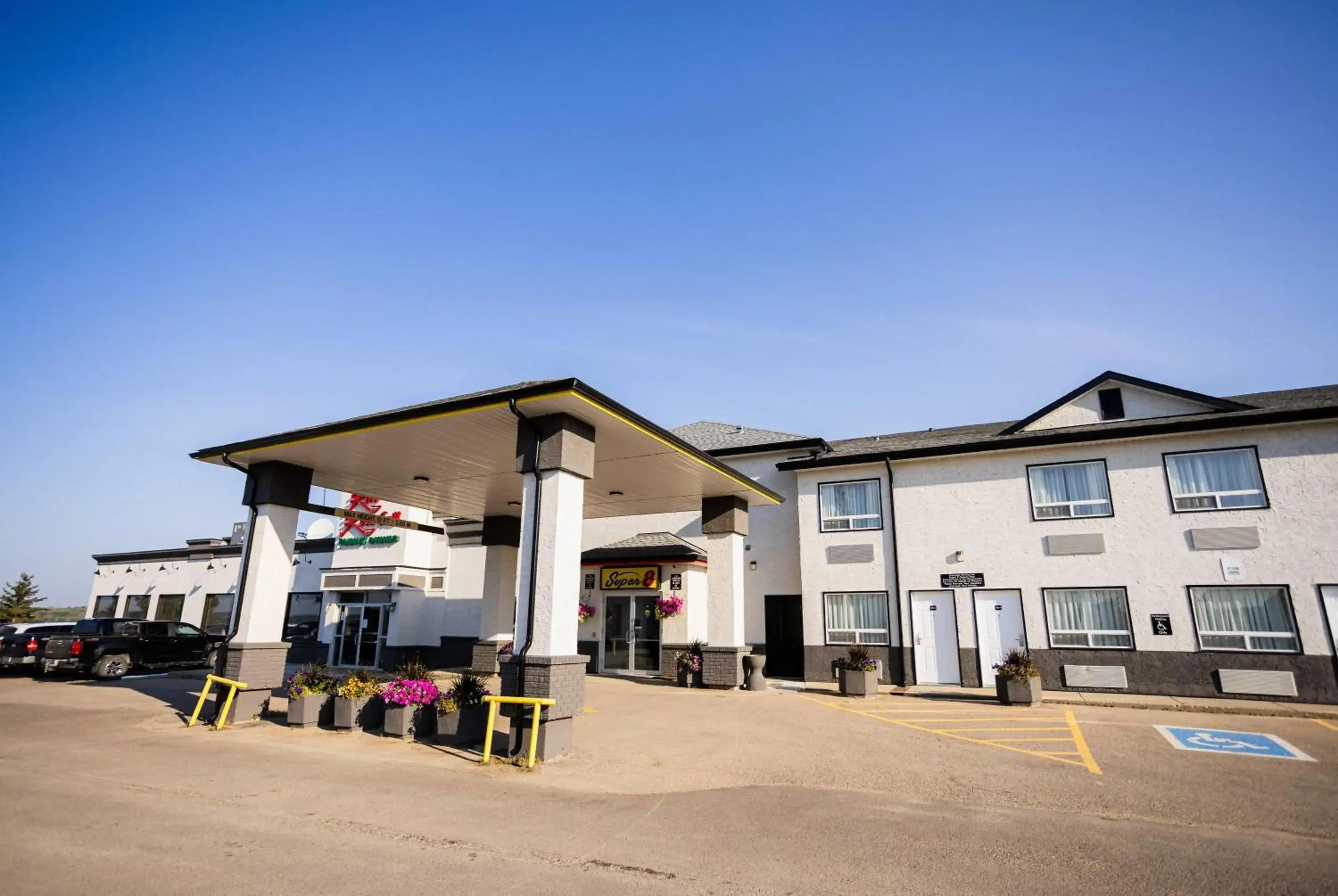 Property building in Super 8 by Wyndham Drayton Valley Property building in Super 8 by Wyndham Drayton Valley