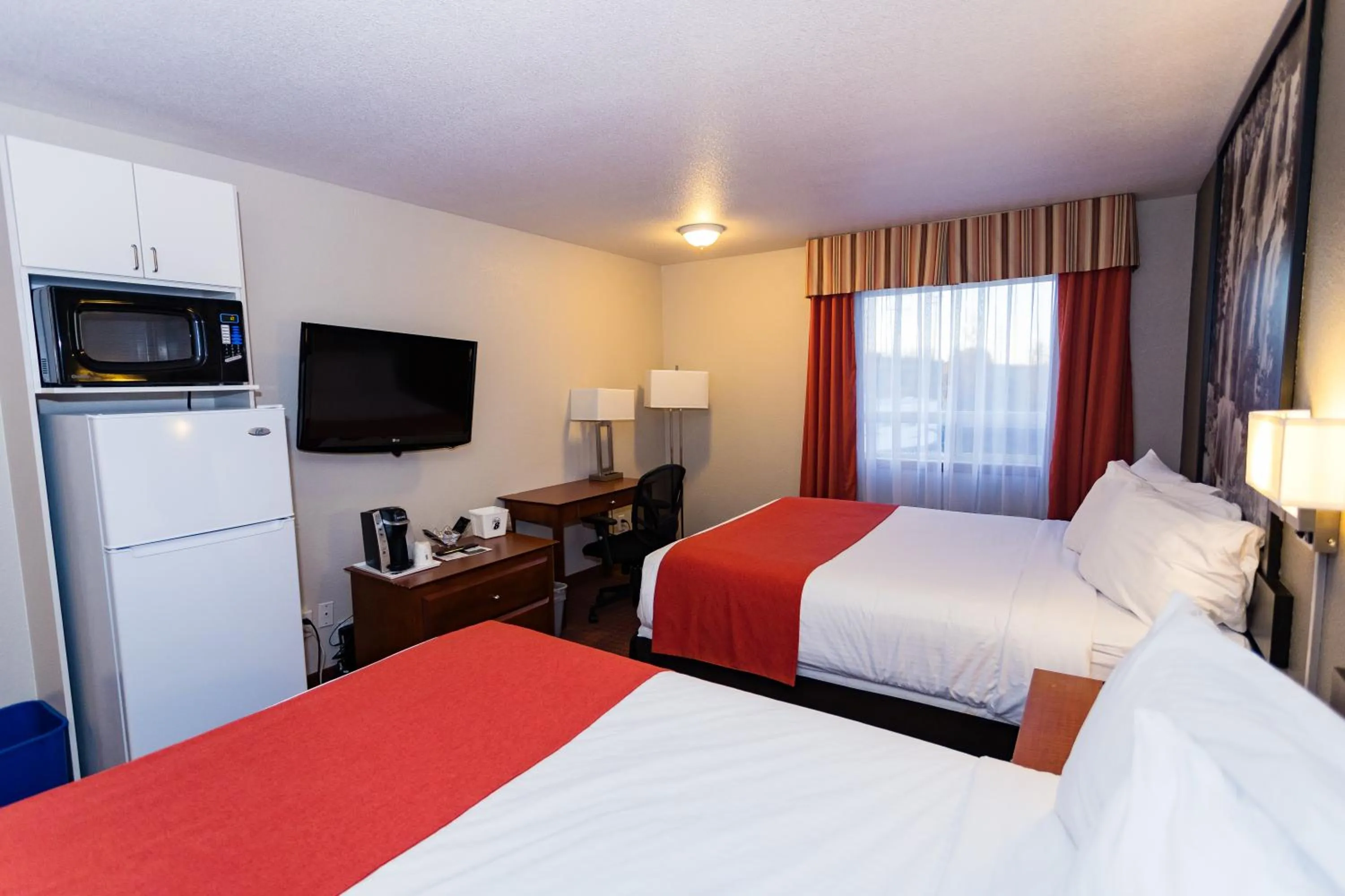 Kitchen or kitchenette, Bed in Super 8 by Wyndham Drayton Valley