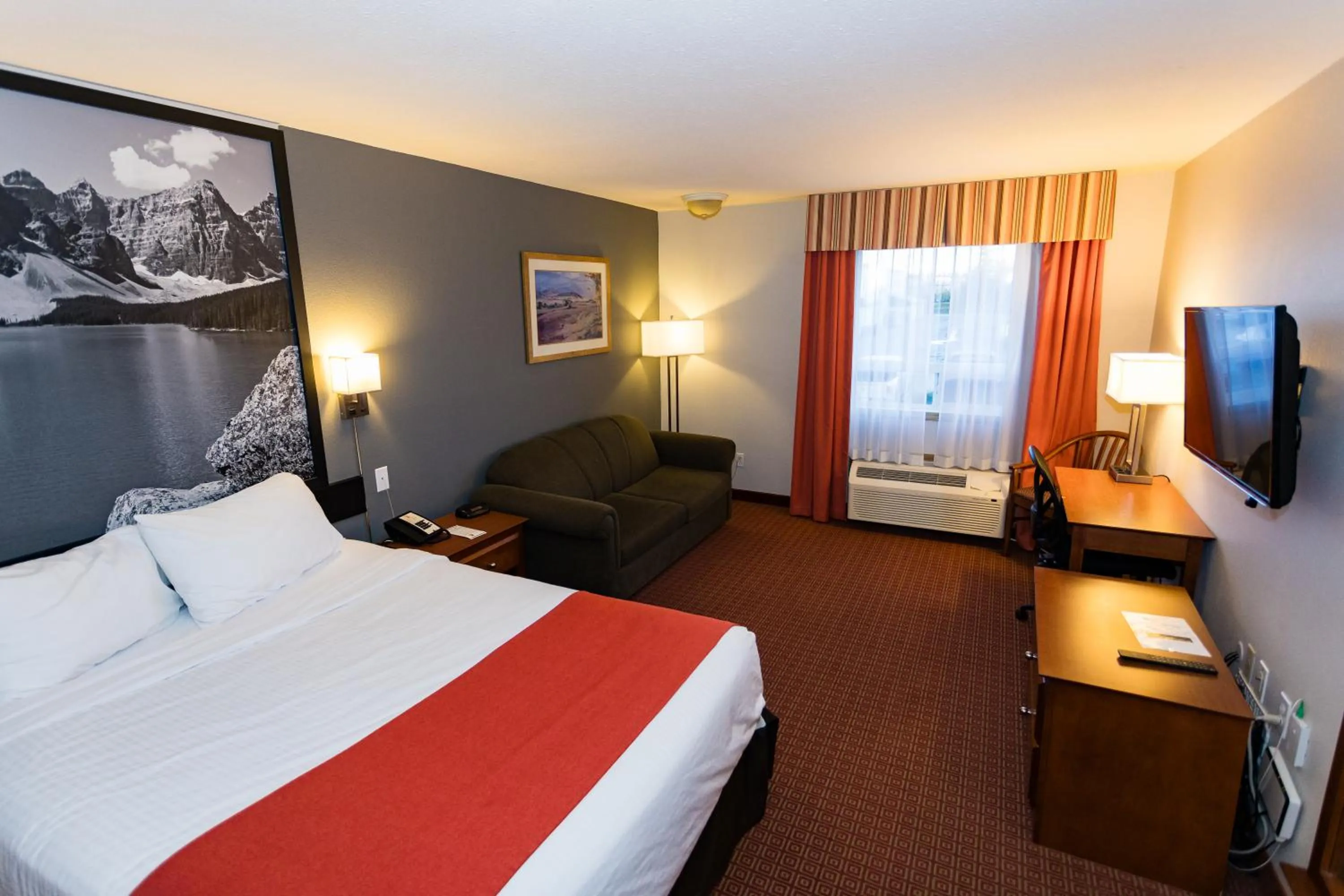 Kitchen or kitchenette, Bed in Super 8 by Wyndham Drayton Valley