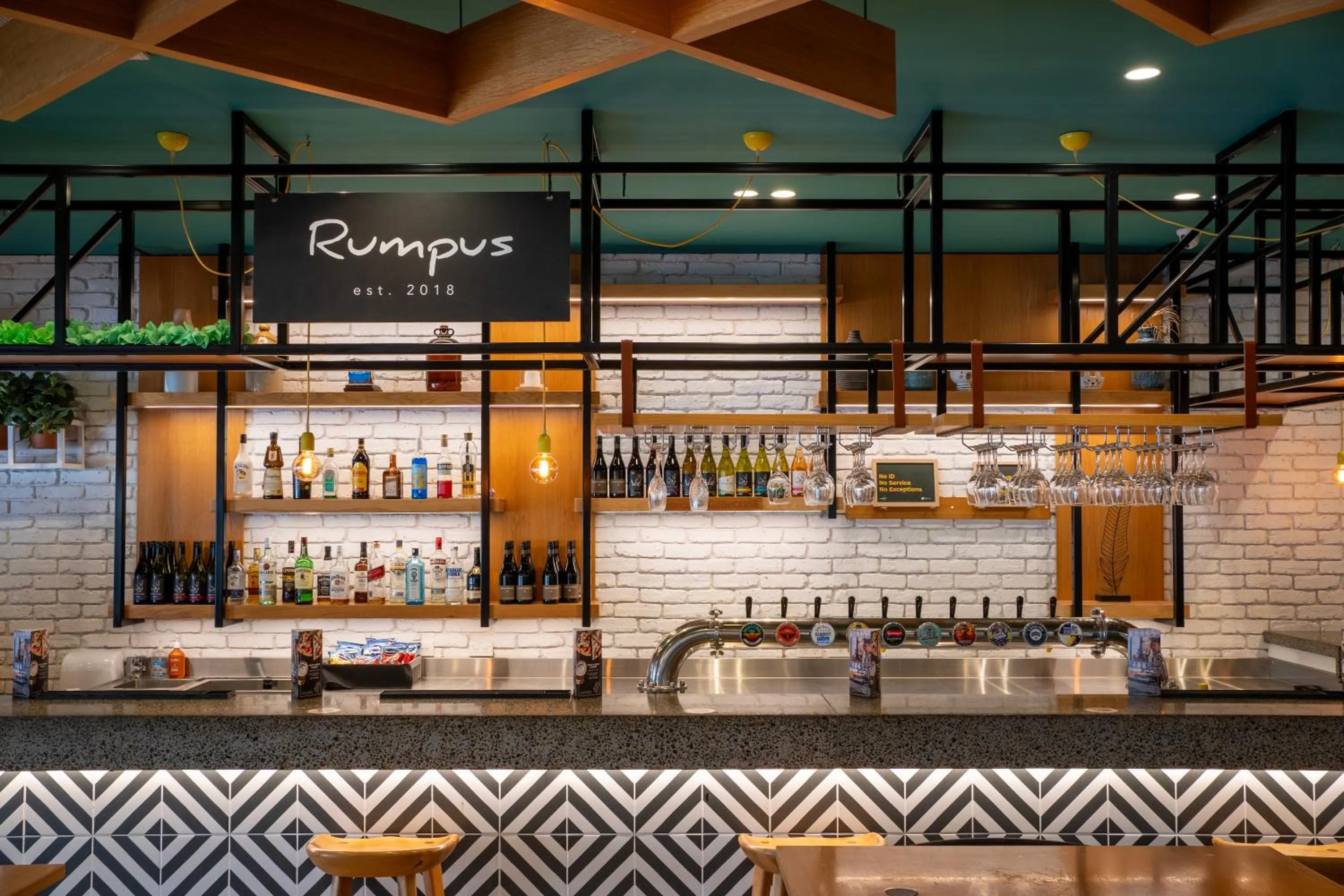 Lounge or bar in Holiday Inn Auckland Airport by IHG