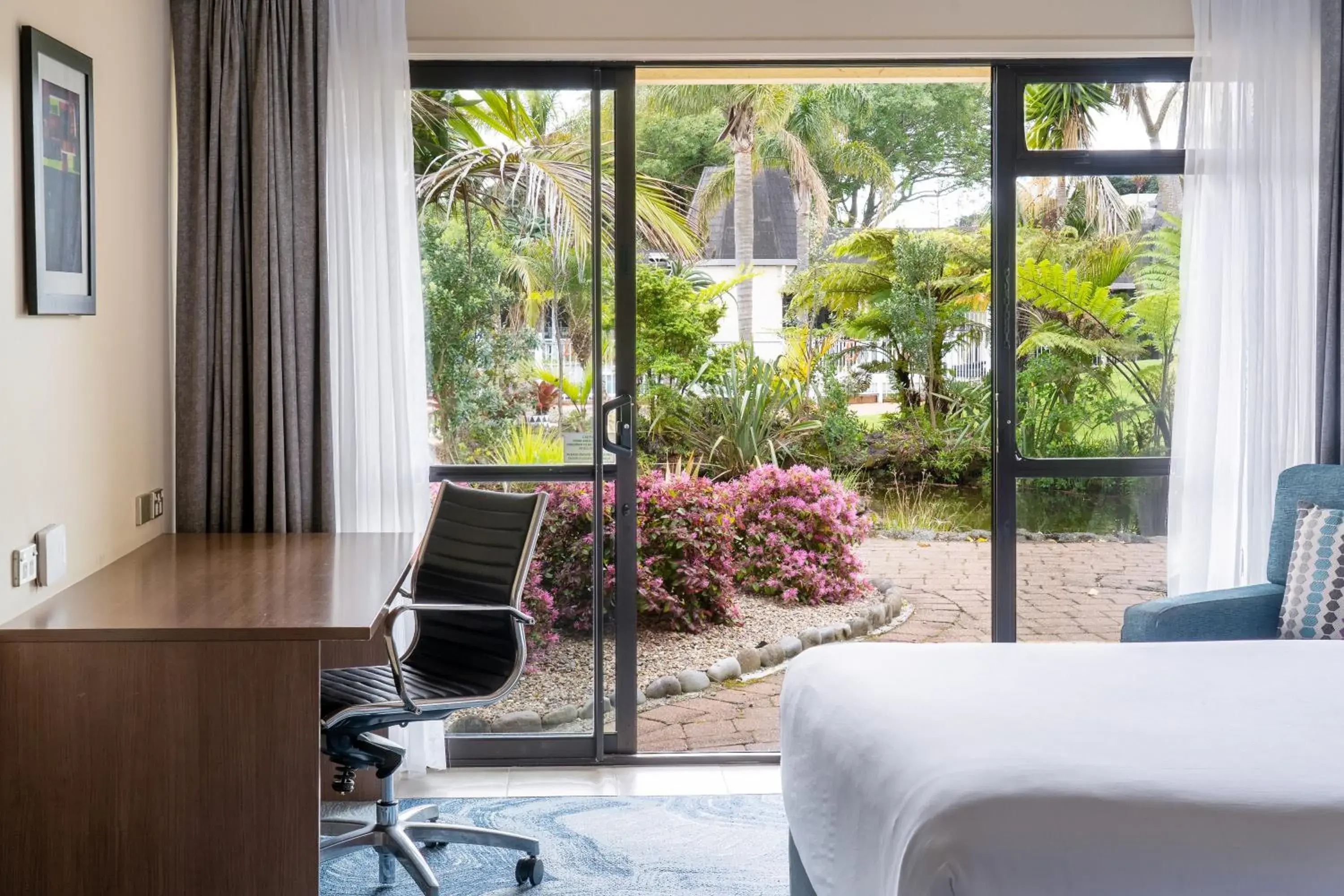 Standard King Room with Garden View in Holiday Inn Auckland Airport by IHG Standard King Room with Garden View in Holiday Inn Auckland Airport by IHG