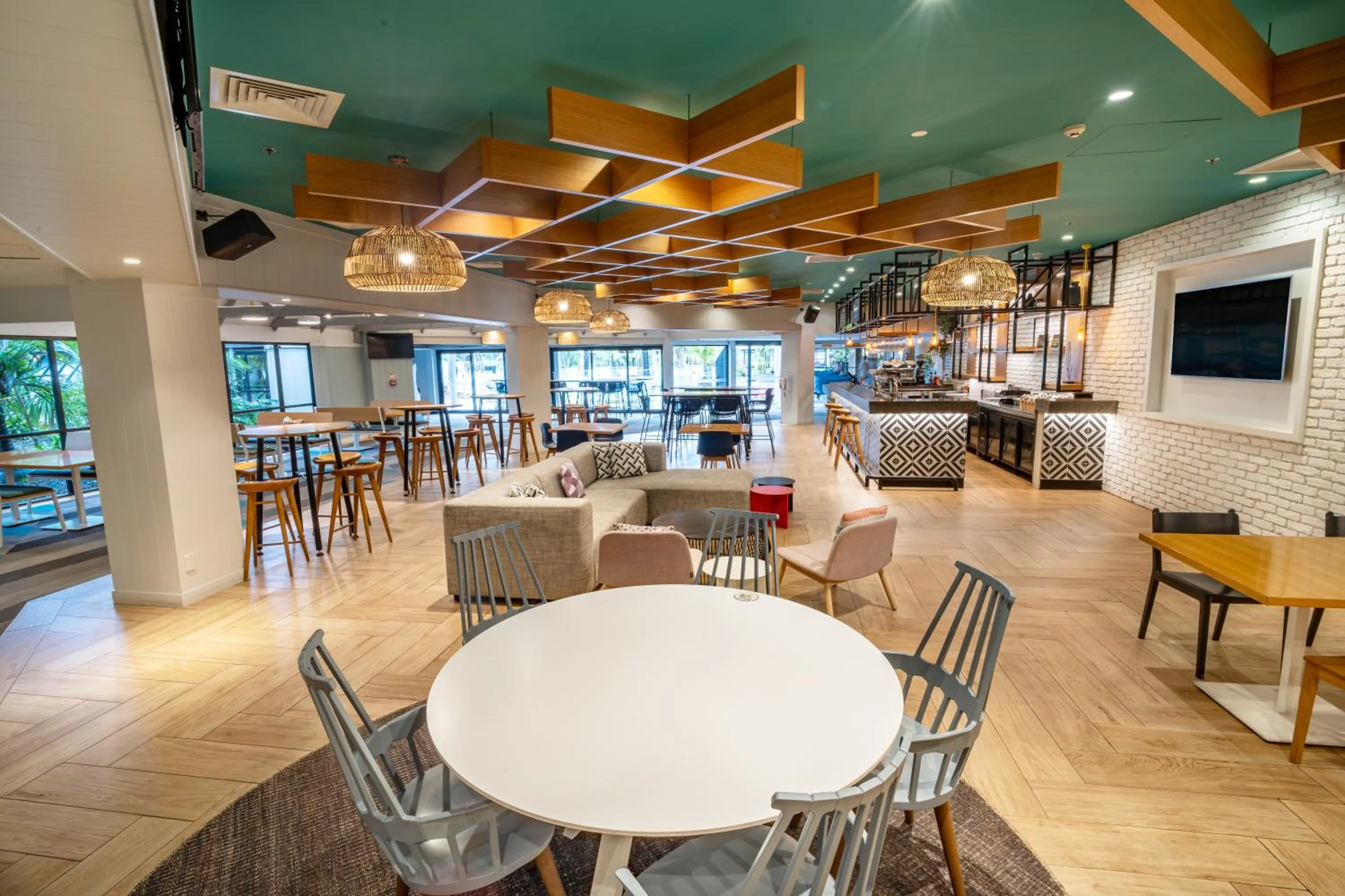 Lounge or bar in Holiday Inn Auckland Airport by IHG