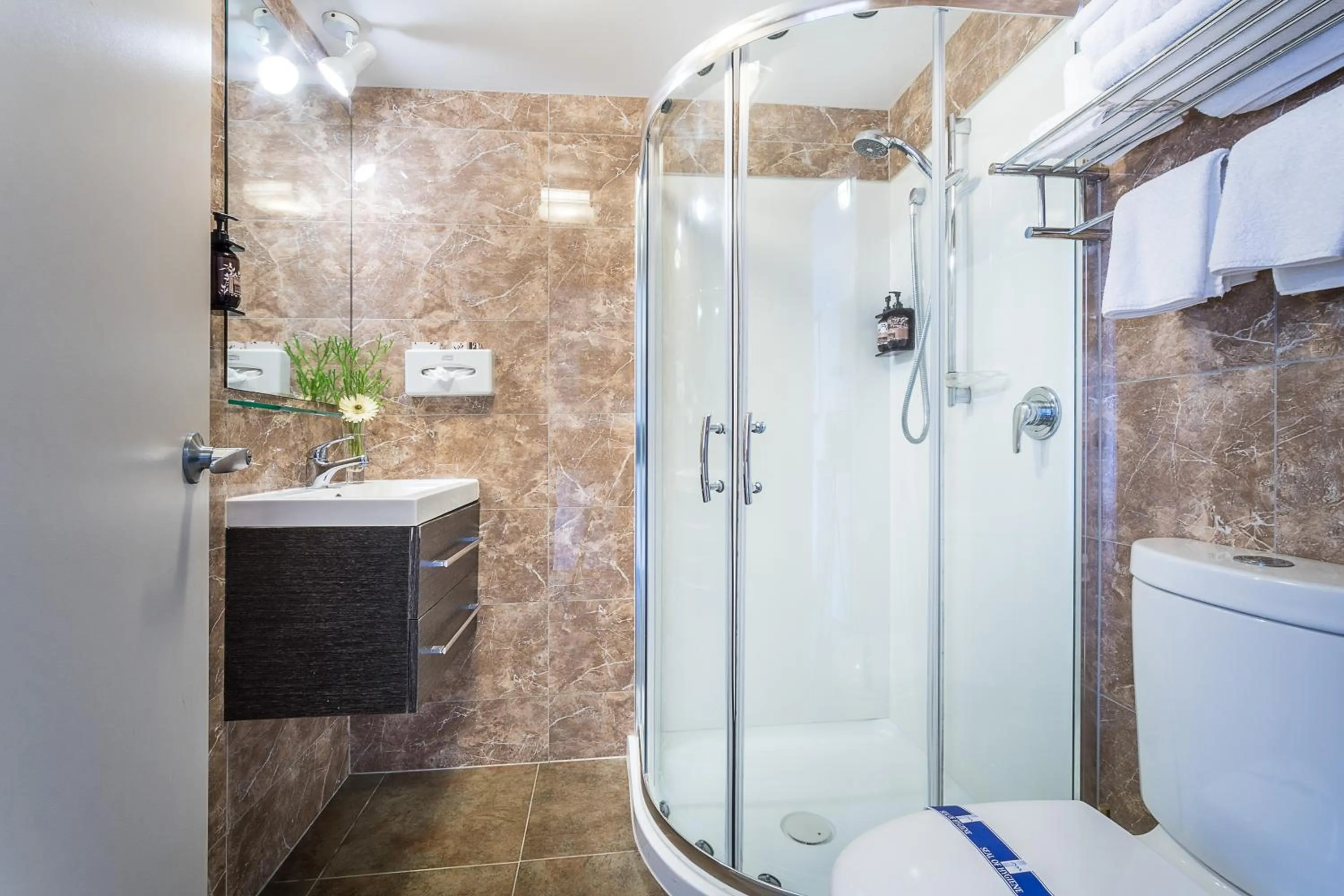 Shower in Best Western Newmarket Inn & Suites
