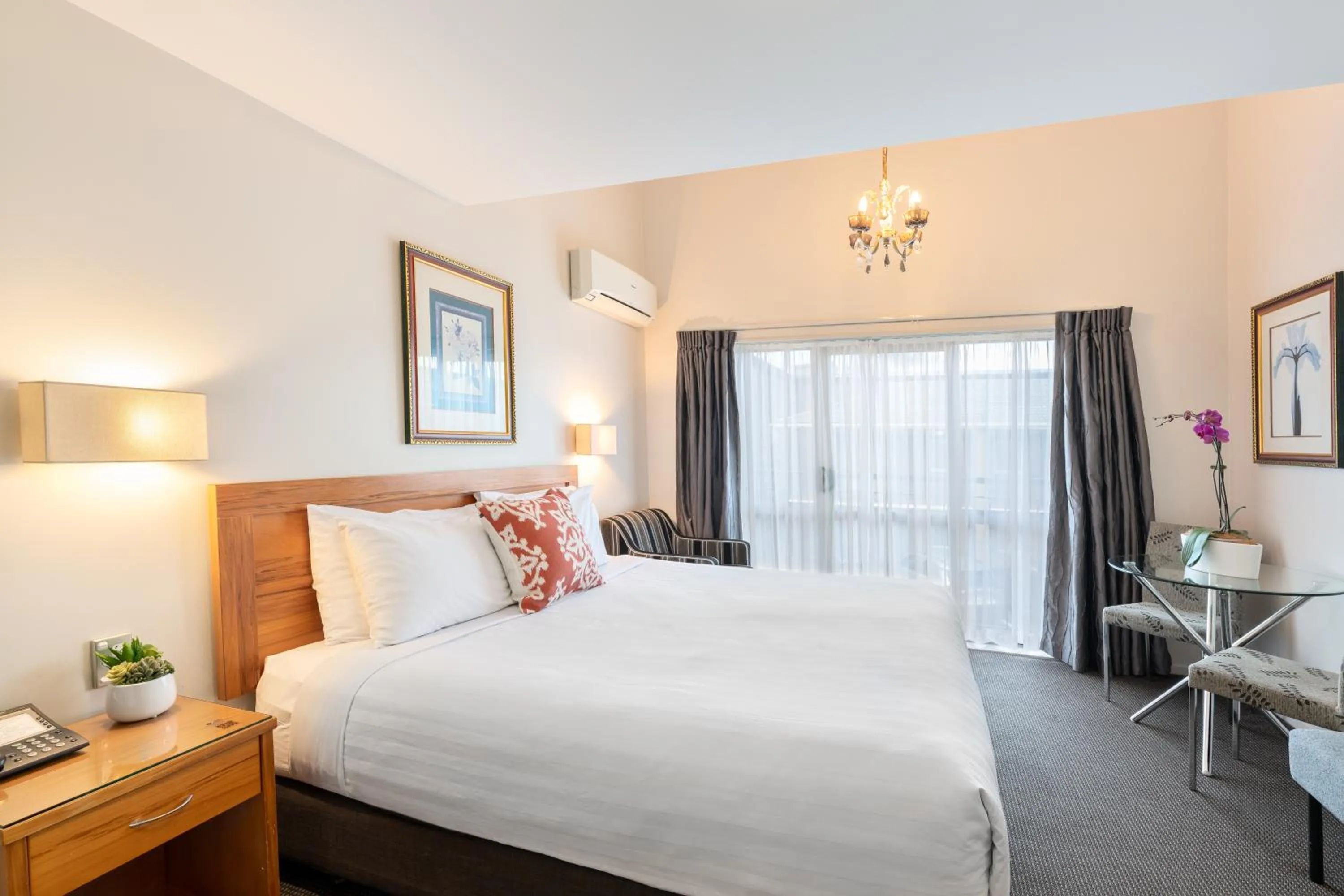 Bed in Best Western Newmarket Inn & Suites