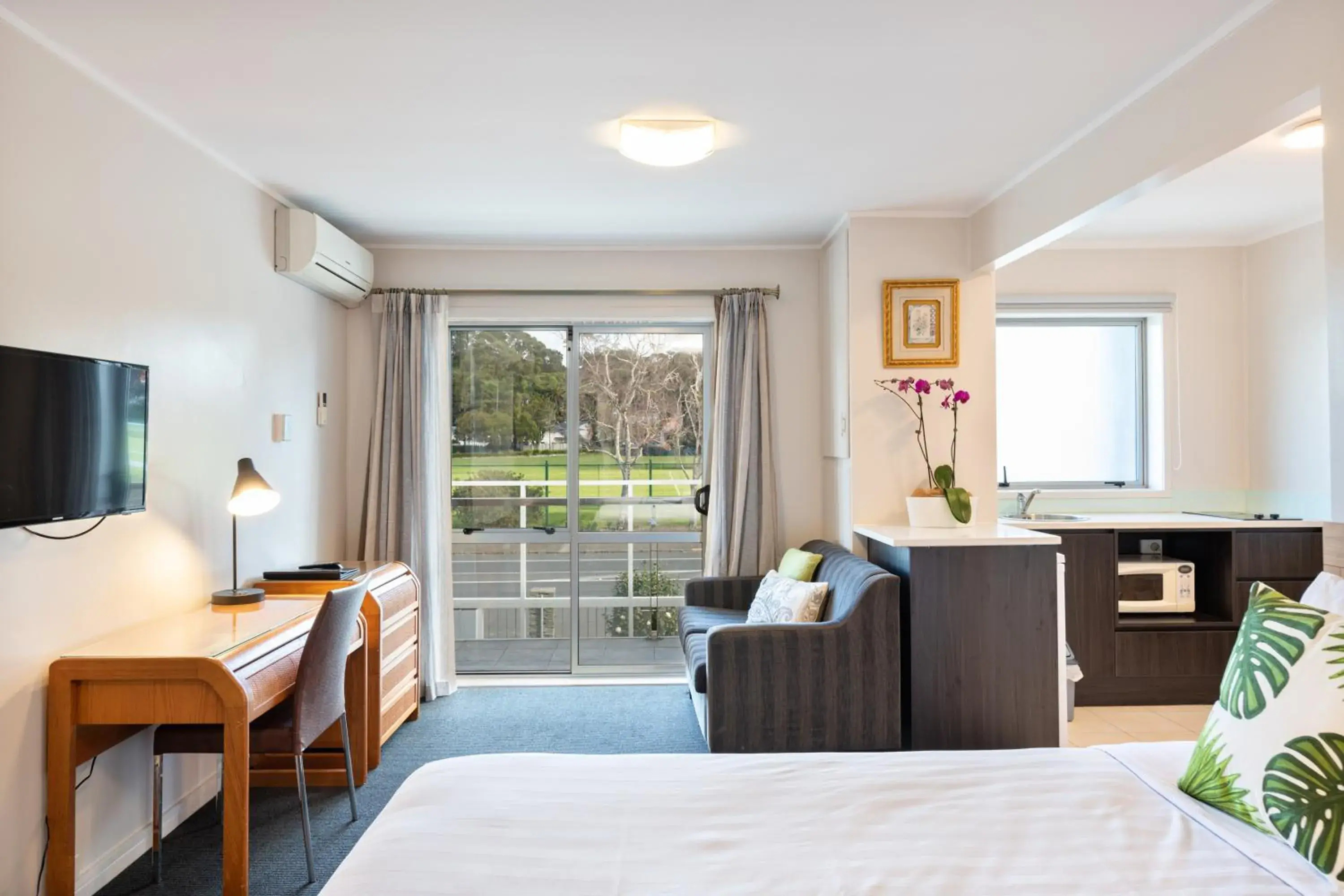 Bed in Best Western Newmarket Inn & Suites Bed in Best Western Newmarket Inn & Suites