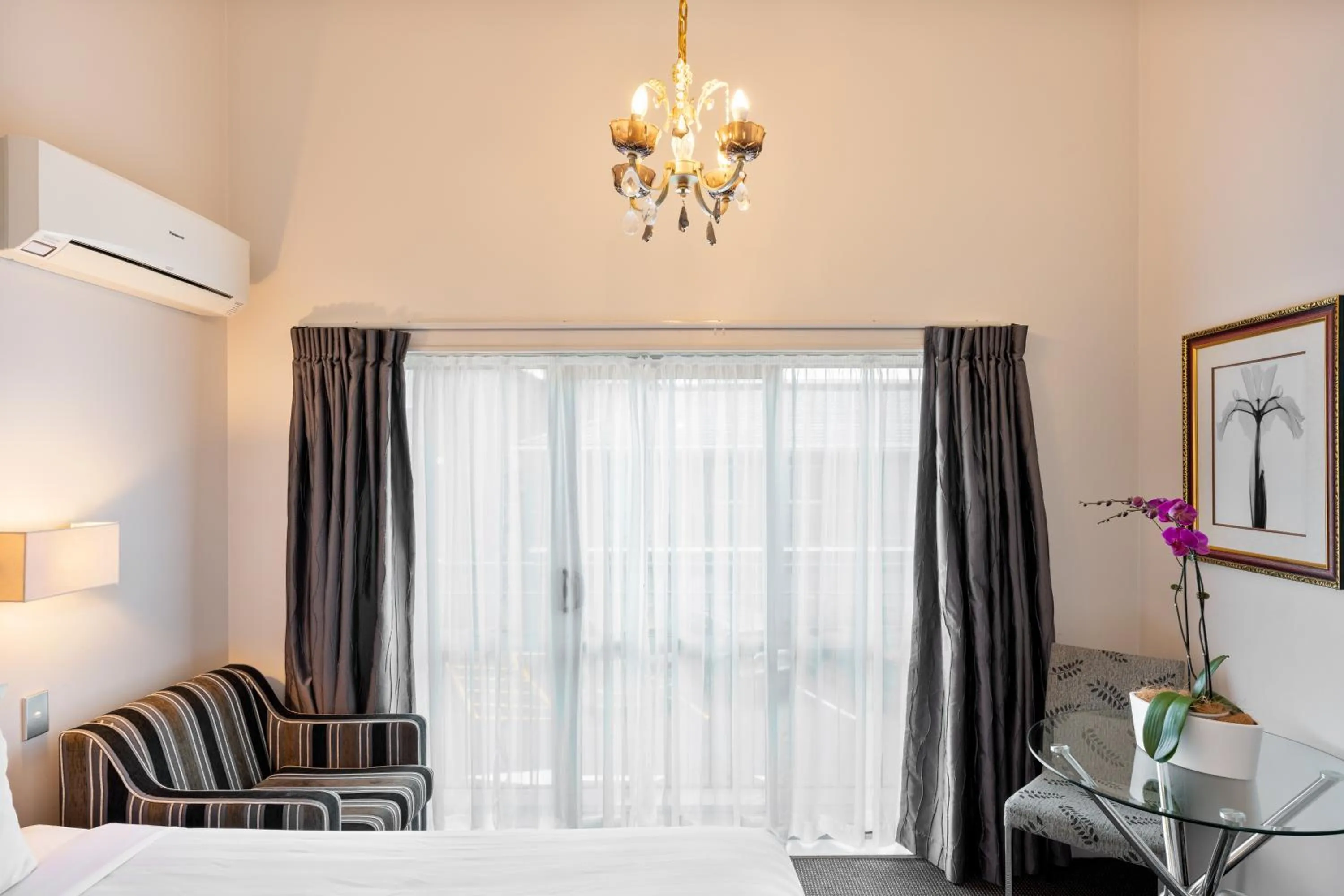 Bed in Best Western Newmarket Inn & Suites