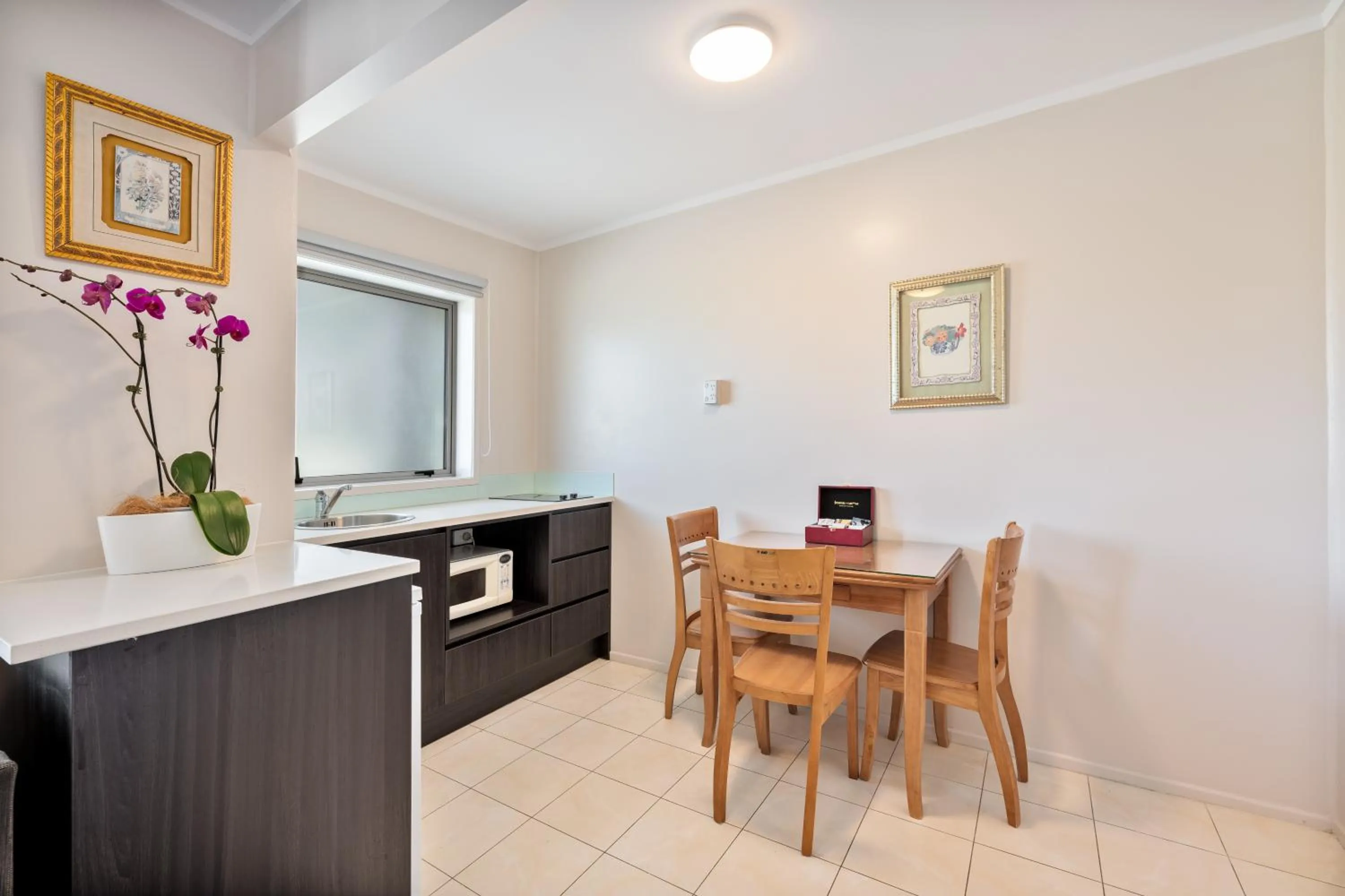 Kitchen or kitchenette in Best Western Newmarket Inn & Suites