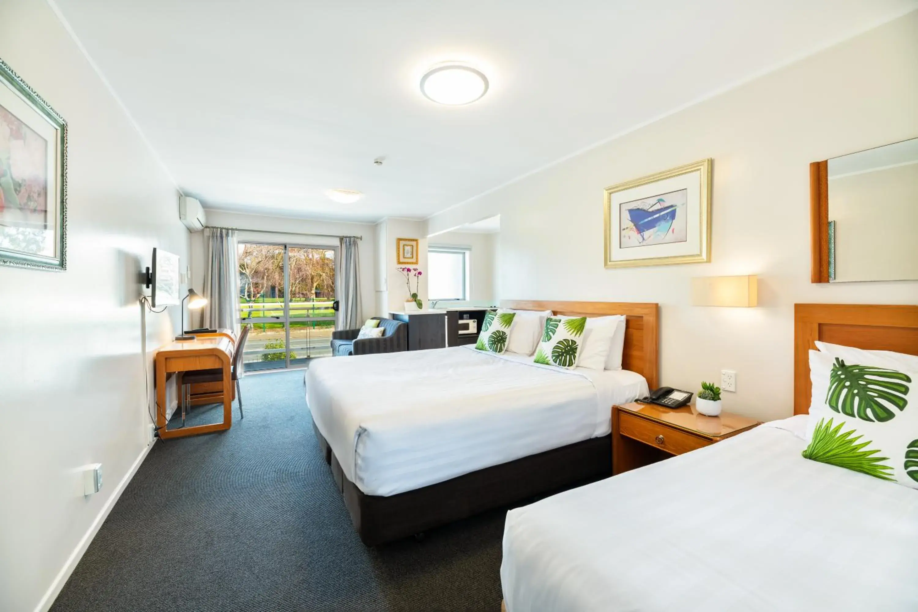 Bed in Best Western Newmarket Inn & Suites Bed in Best Western Newmarket Inn & Suites