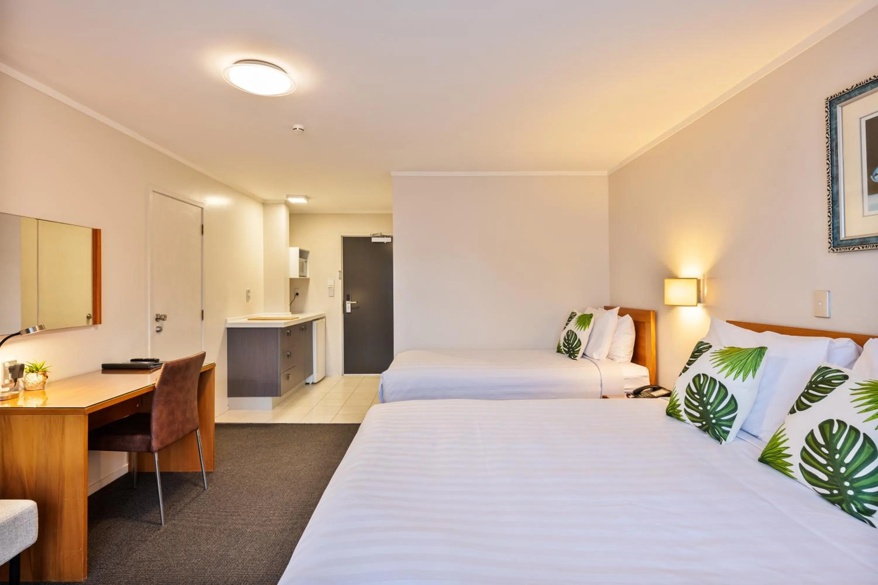 Bed in Best Western Newmarket Inn & Suites