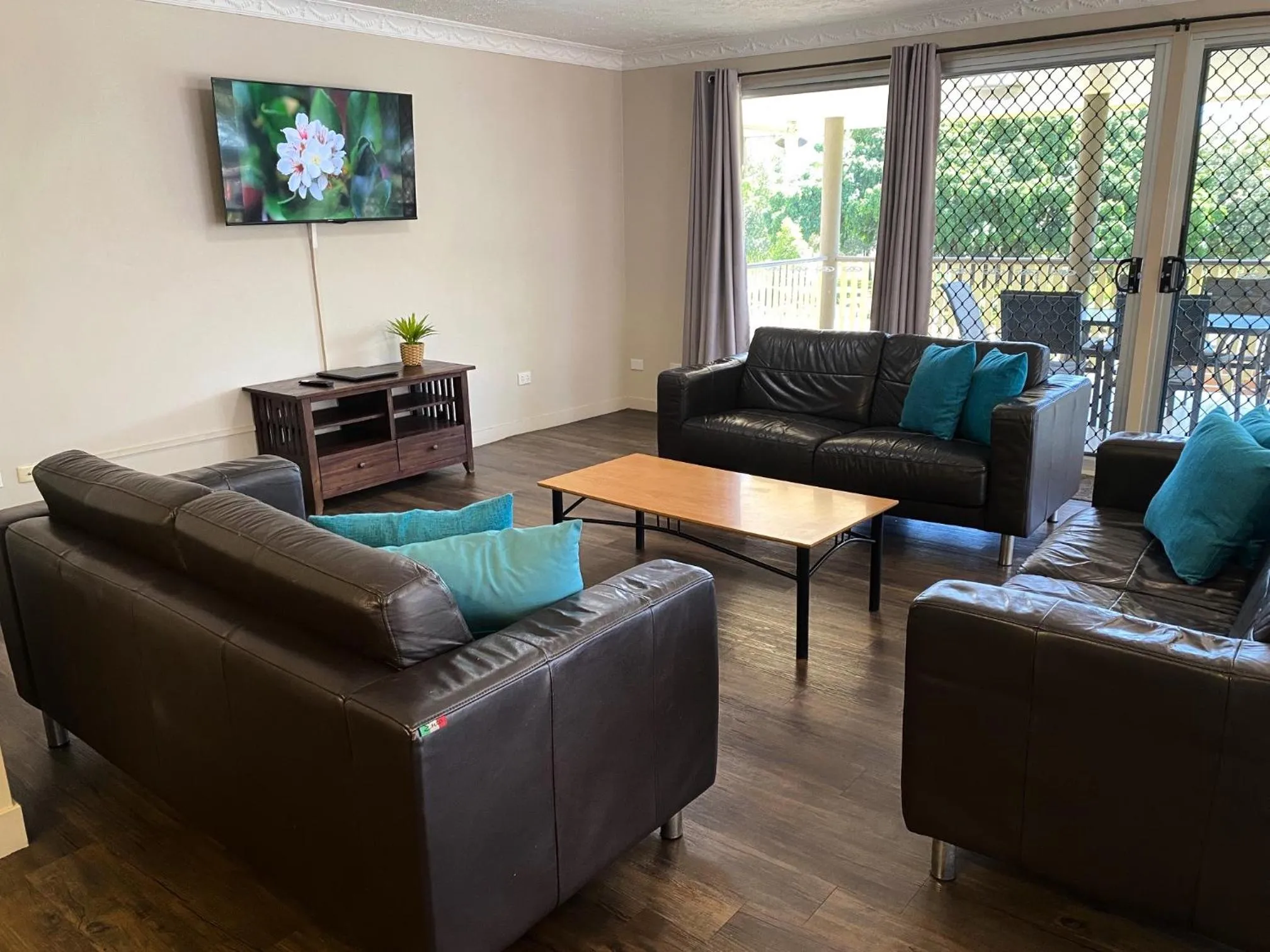 TV and multimedia in Cityville Apartments & Motel