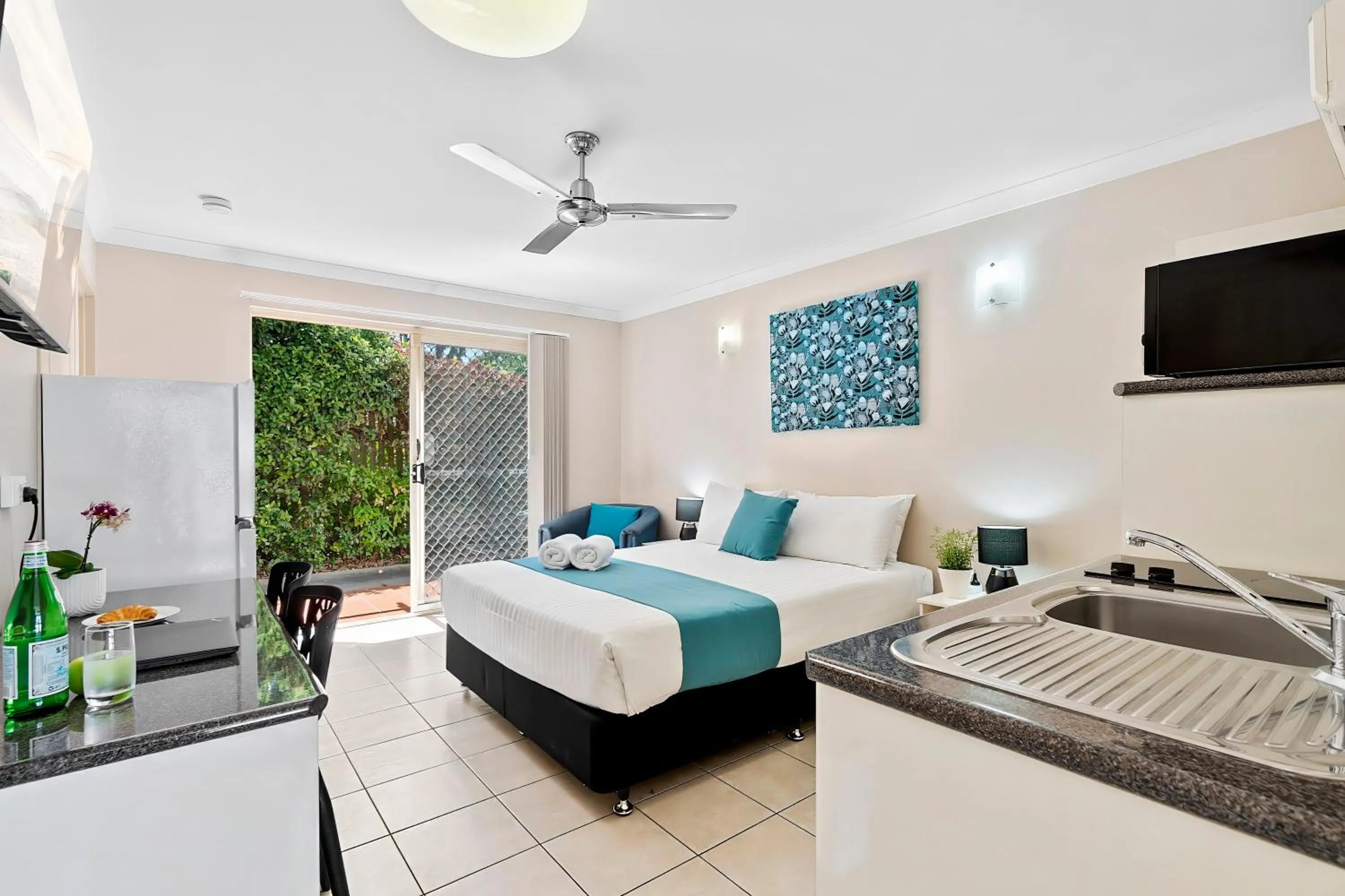 Bedroom, Bed in Cityville Apartments & Motel