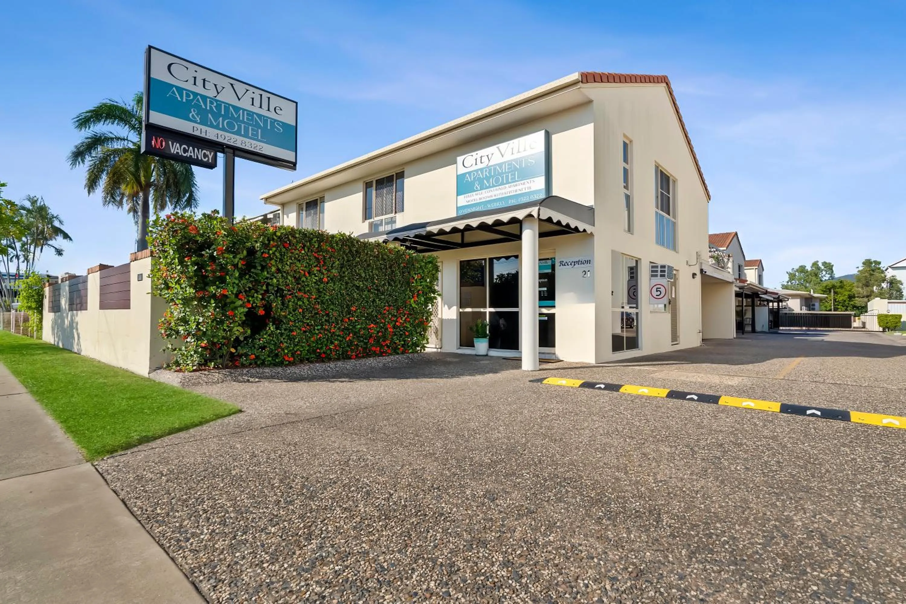 Facade/entrance in Cityville Apartments & Motel