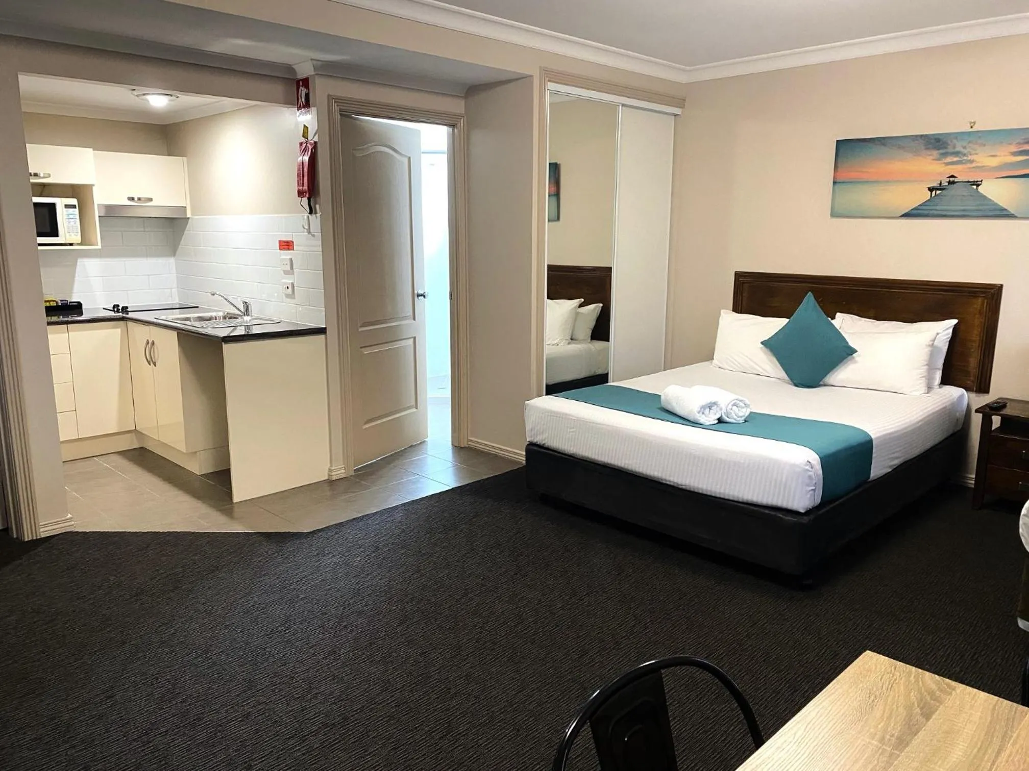 Shower, Bed in Cityville Apartments & Motel