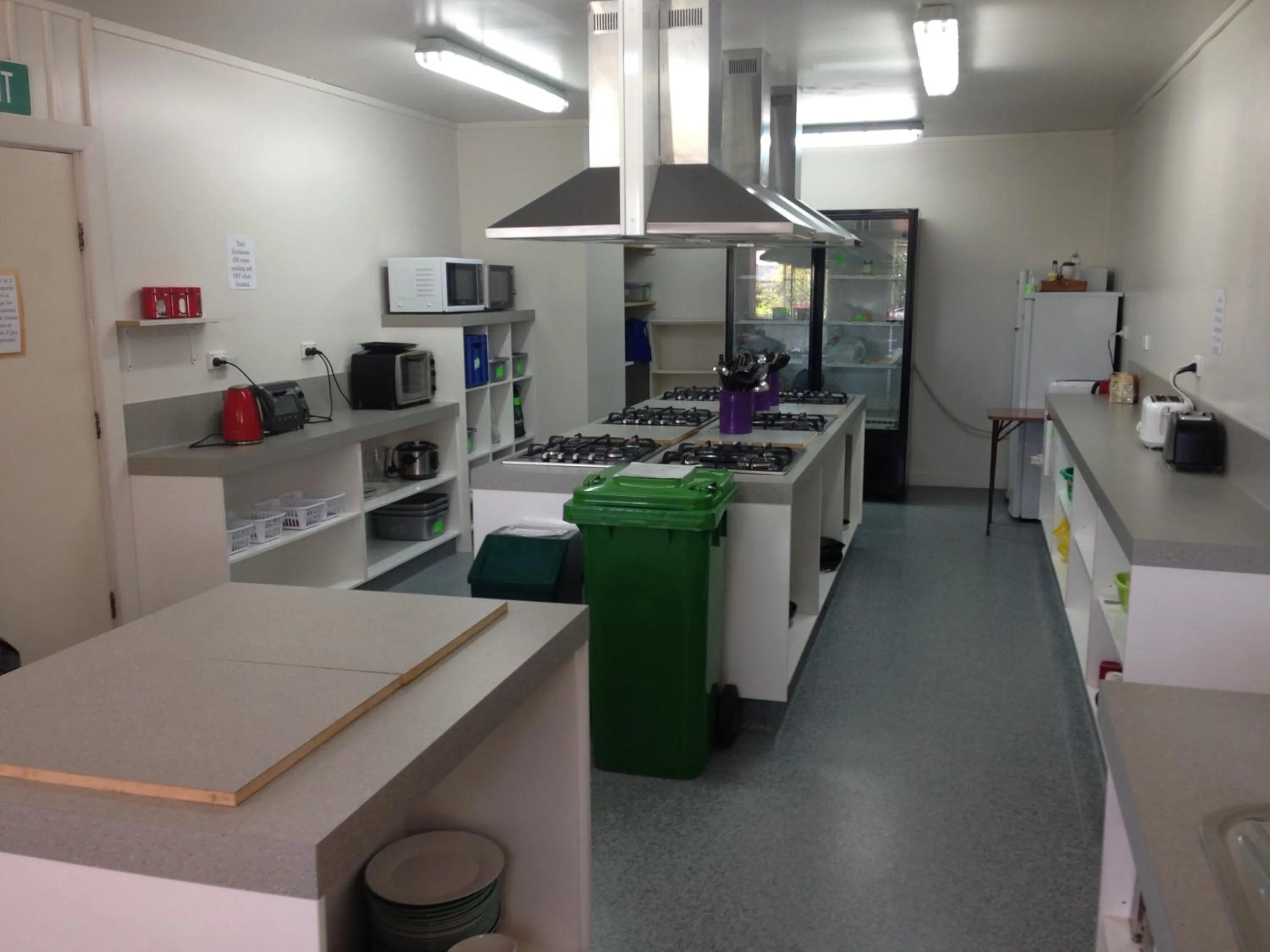 Kitchen or kitchenette in Tripinn Airconditioned Motels & Affordable Accommodation