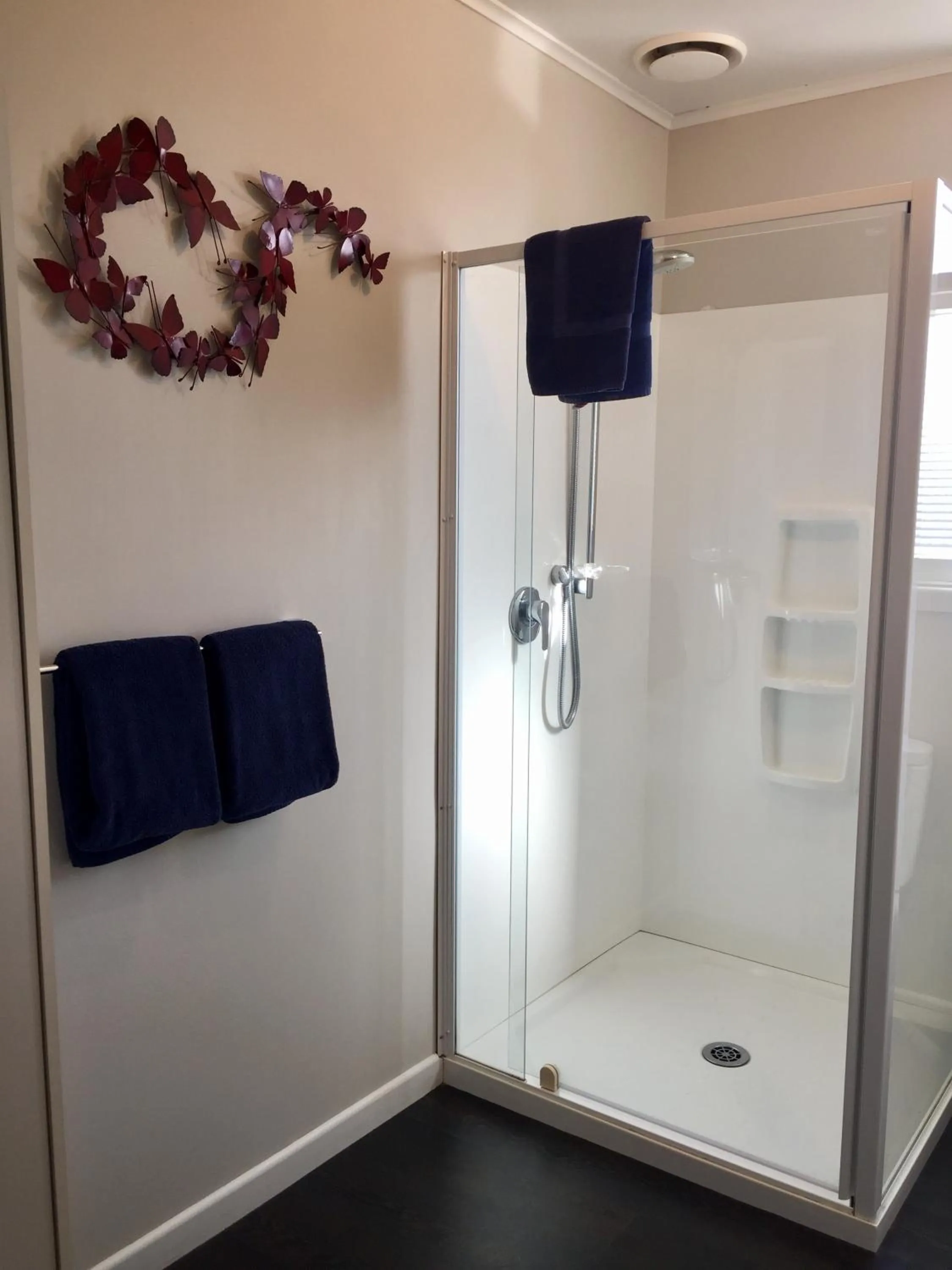 Bathroom in Tripinn Airconditioned Motels & Affordable Accommodation