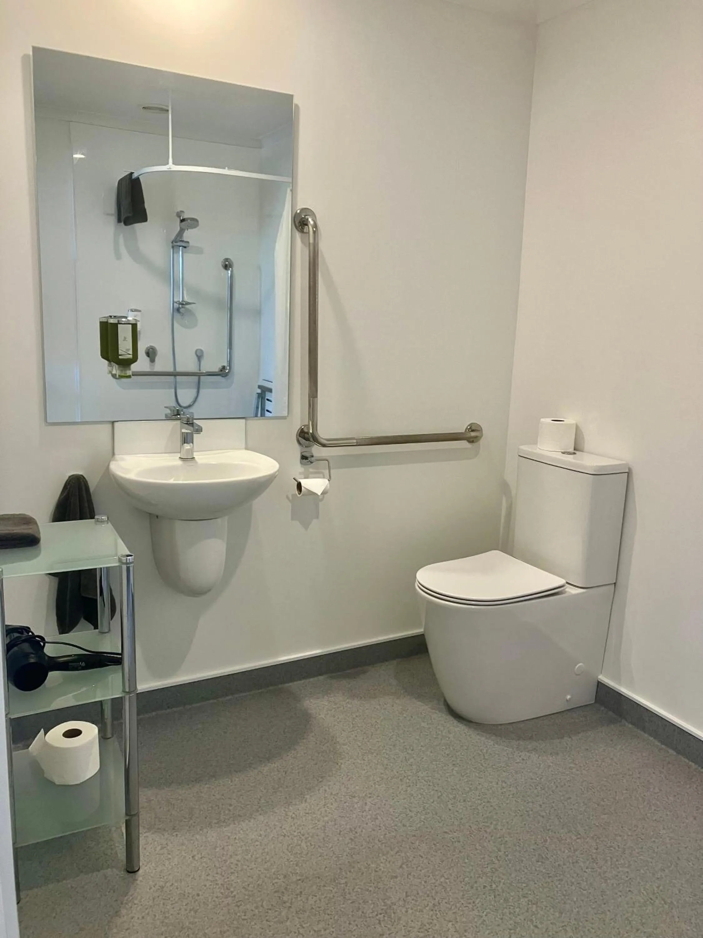 Bathroom in Tripinn Airconditioned Motels & Affordable Accommodation