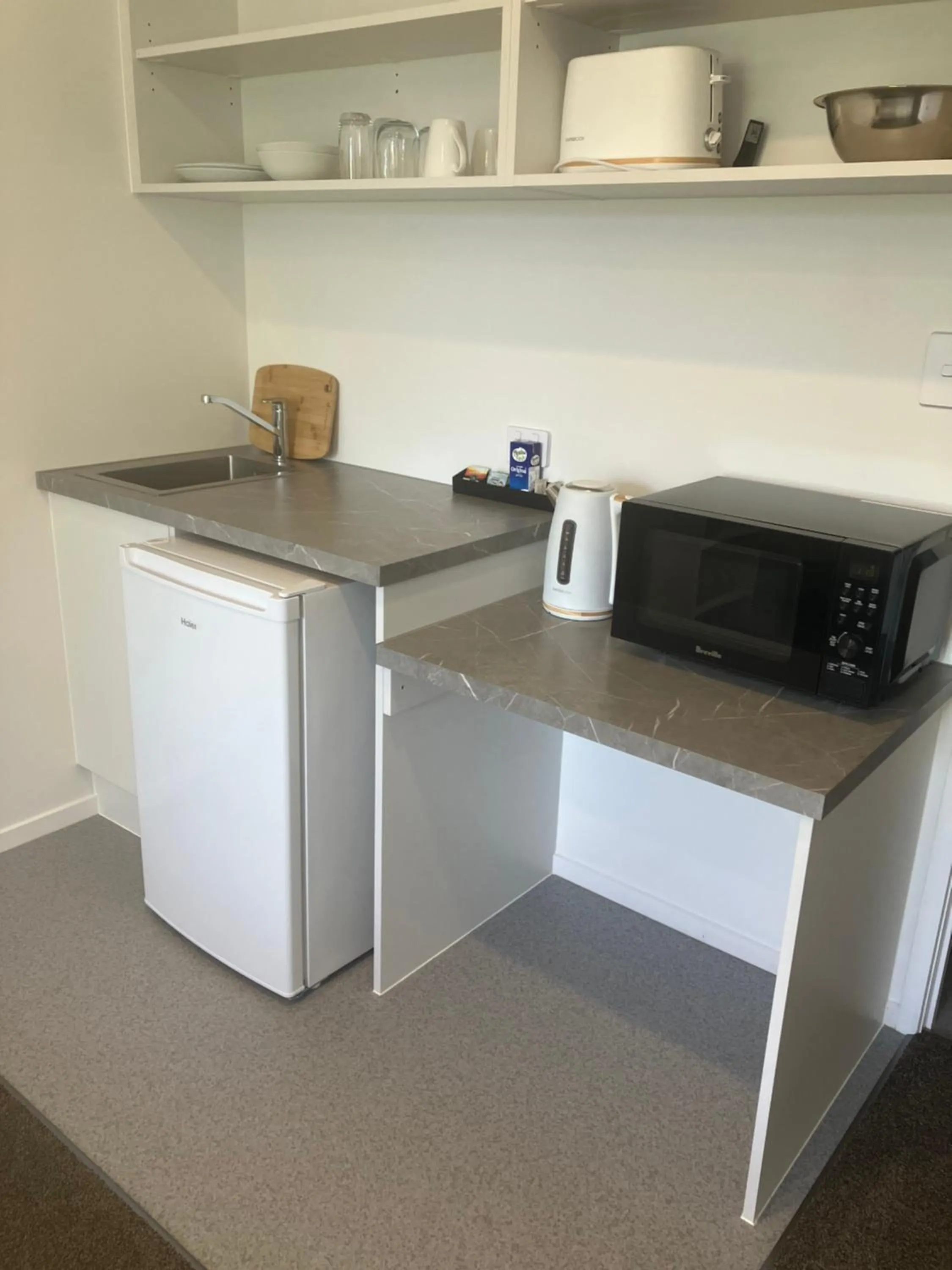 Kitchen or kitchenette in Tripinn Airconditioned Motels & Affordable Accommodation