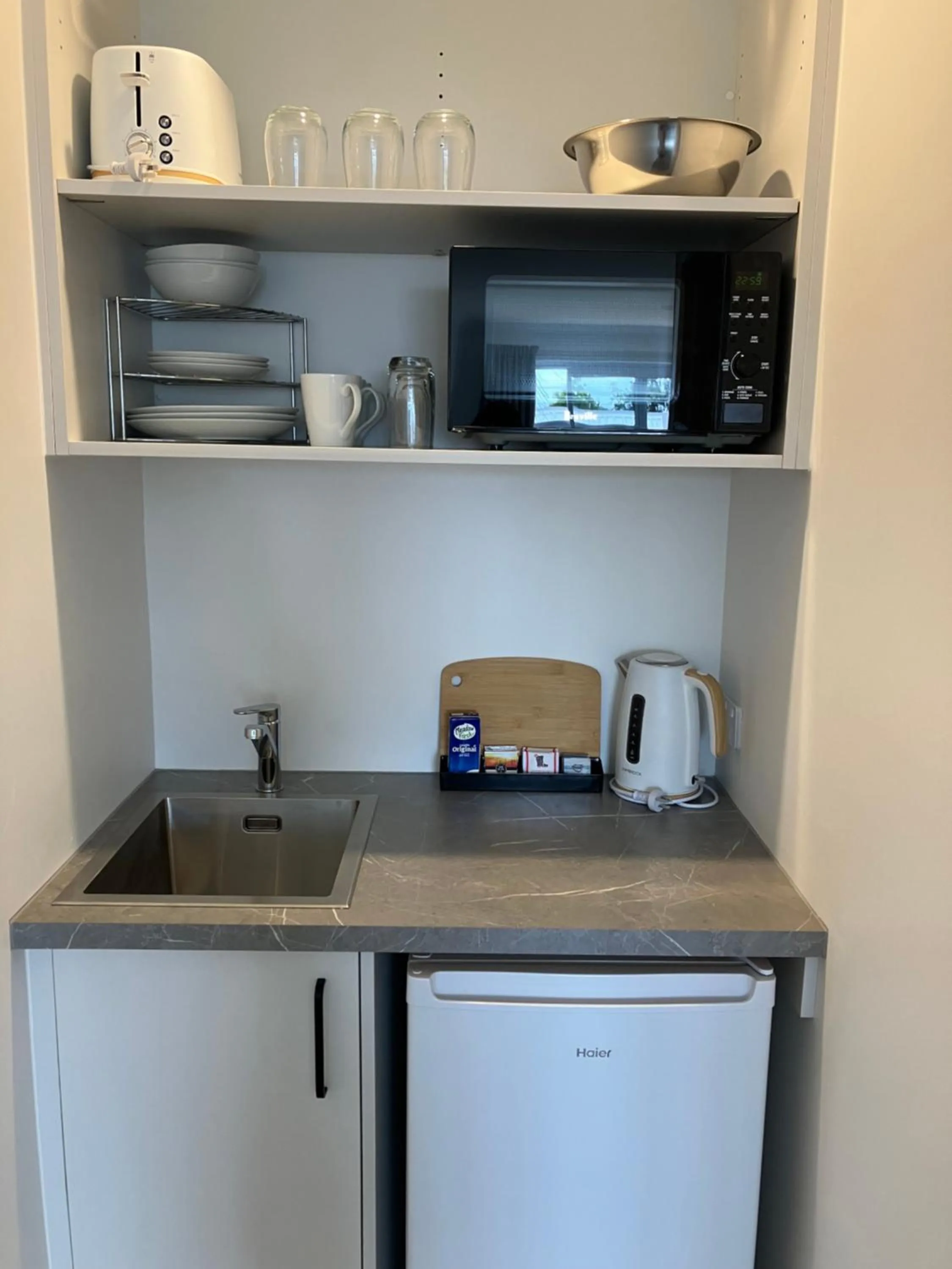 Kitchen or kitchenette in Tripinn Airconditioned Motels & Affordable Accommodation