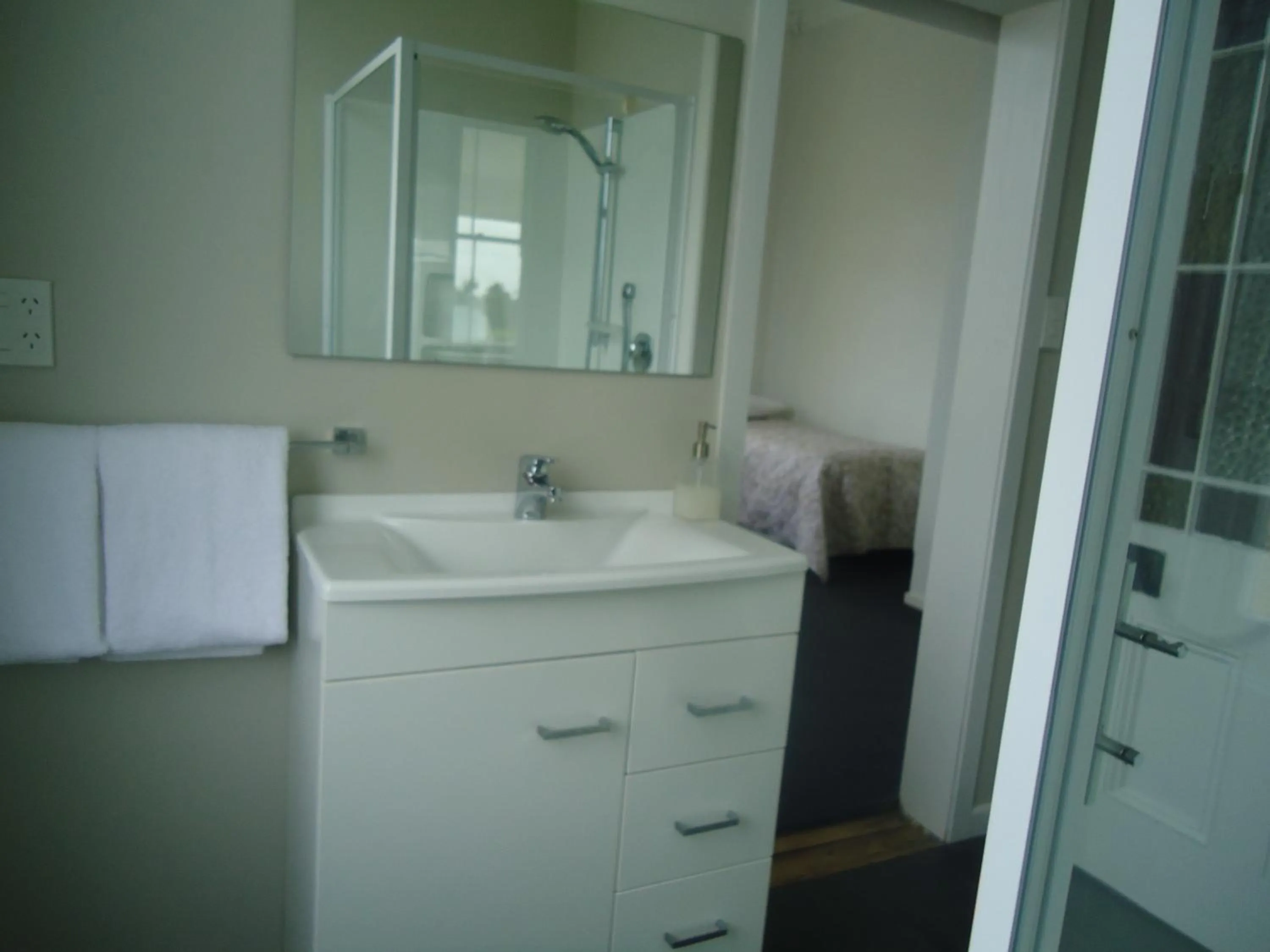 Bathroom in Tripinn Airconditioned Motels & Affordable Accommodation