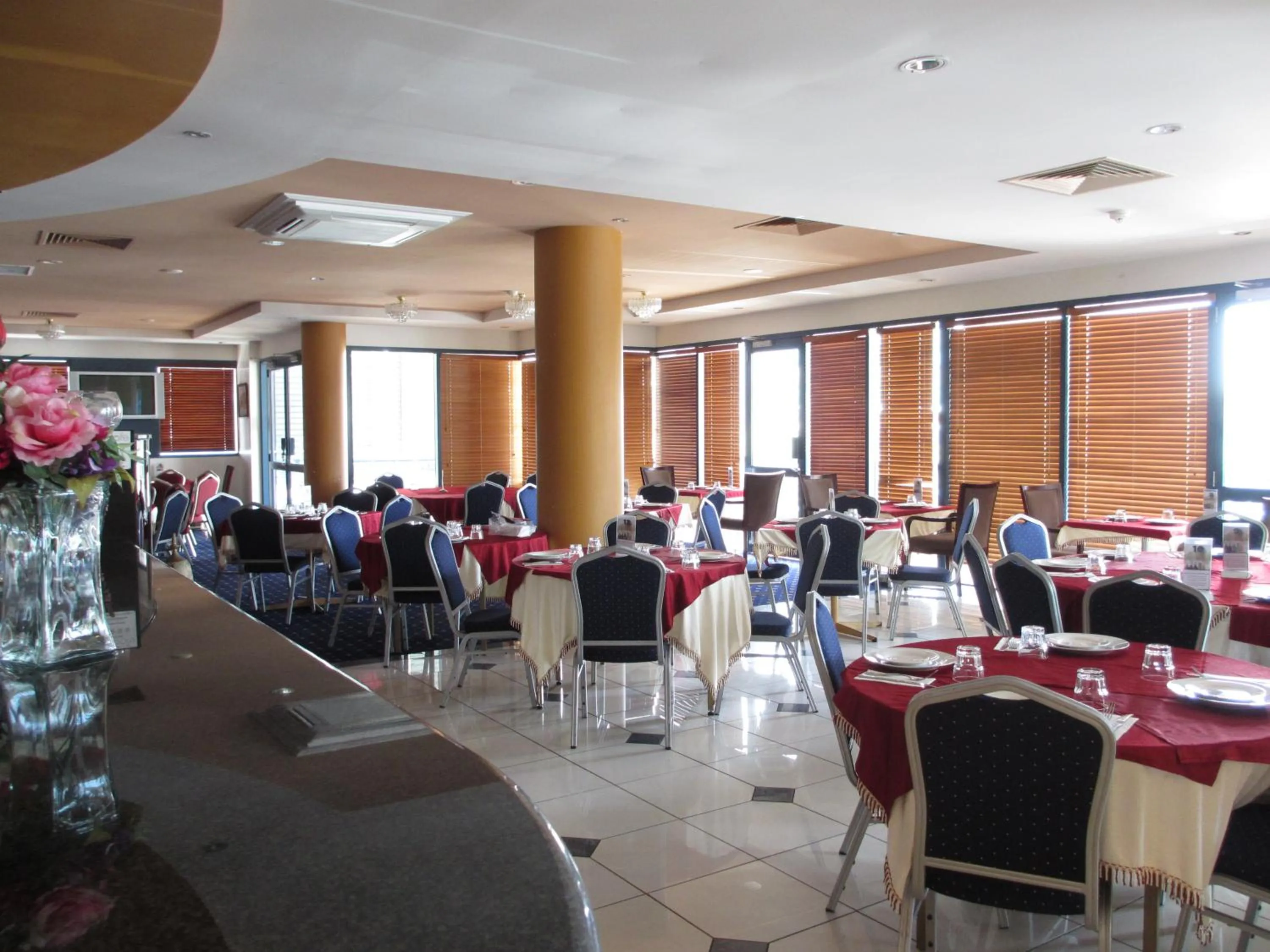 Restaurant/places to eat in Springwood Tower Apartment Hotel