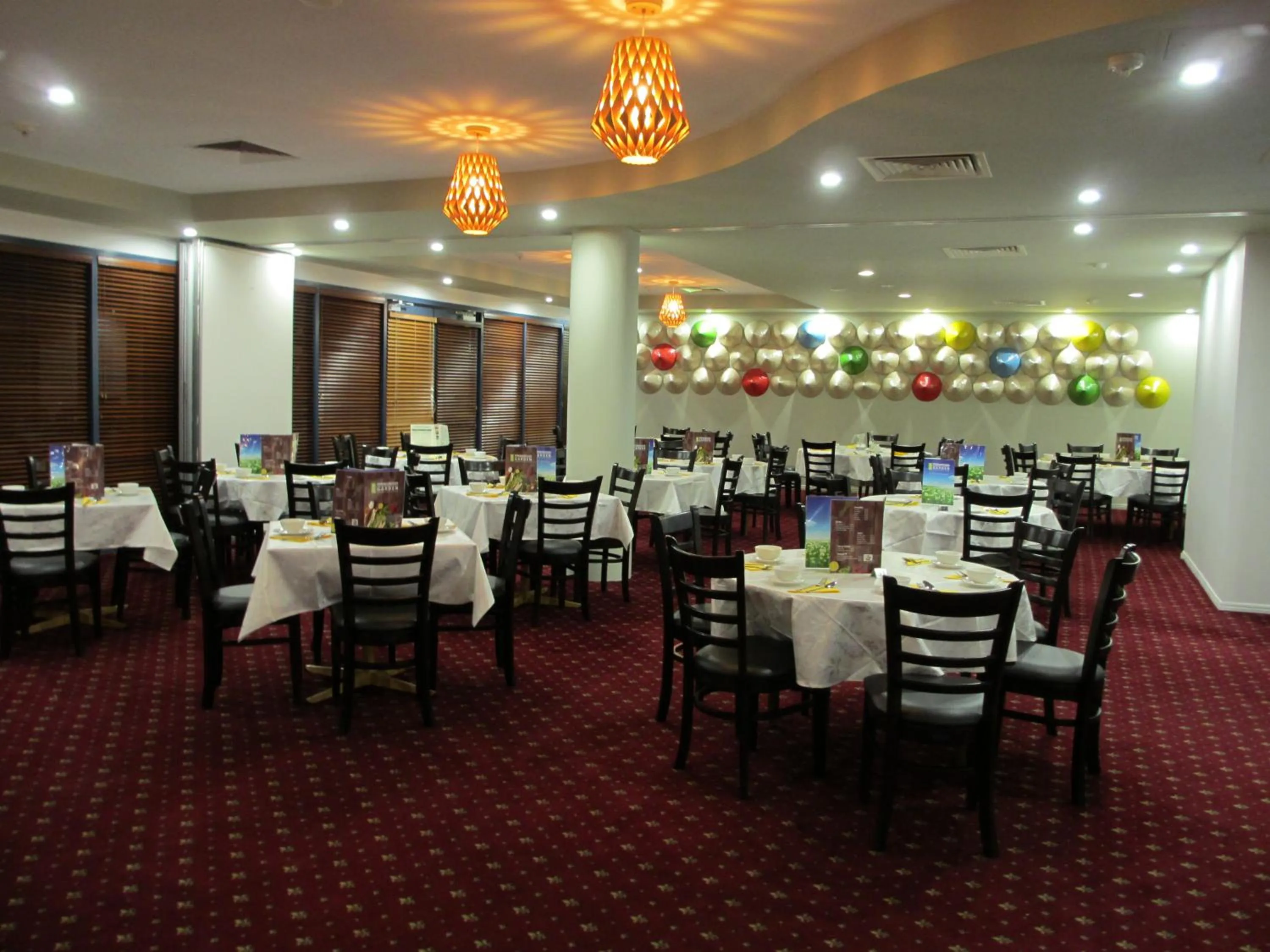 Restaurant/places to eat in Springwood Tower Apartment Hotel